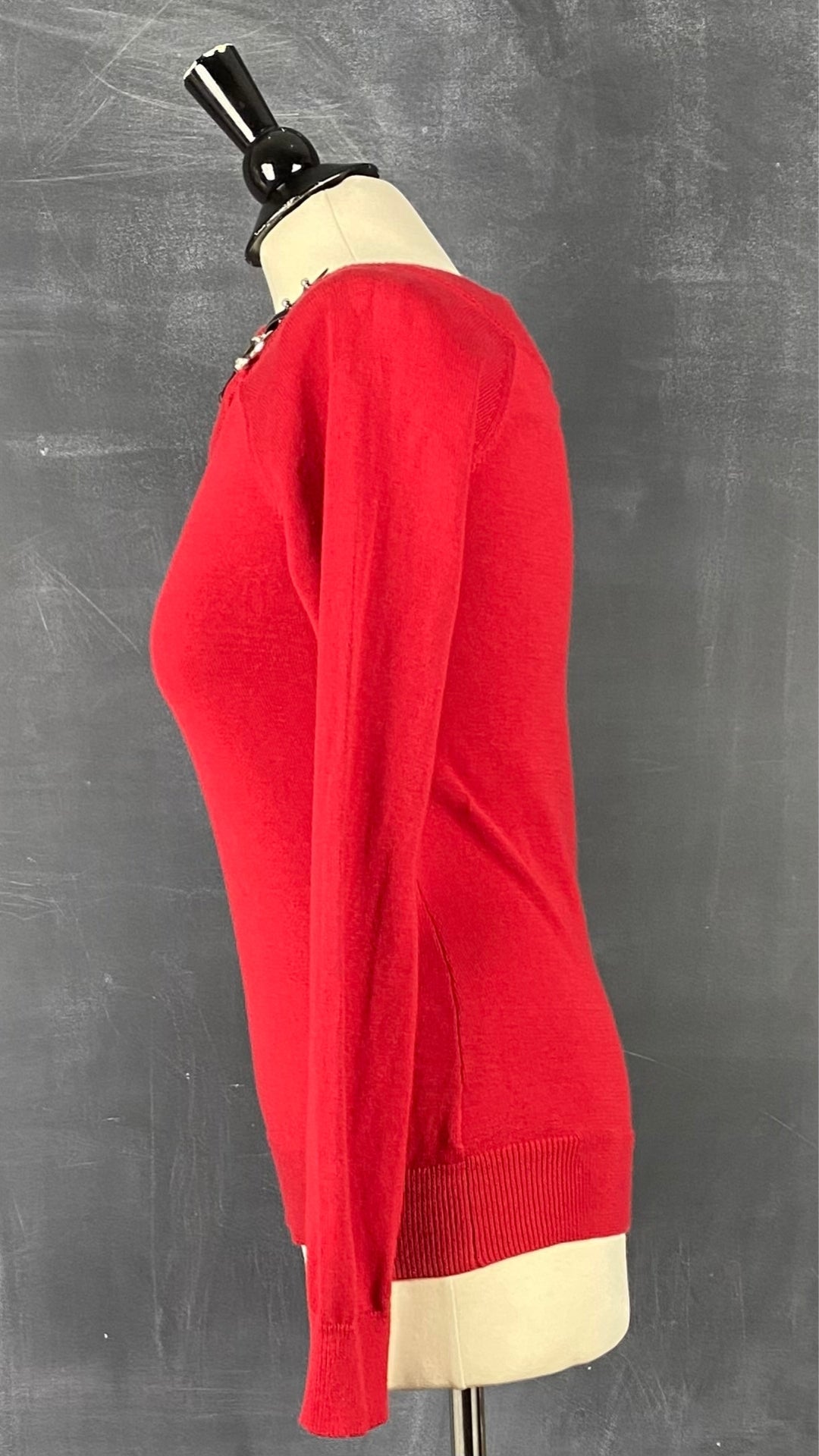 Chandail en tricot rouge col bateau Lauren Ralph Lauren, taille small. Vue de côté.