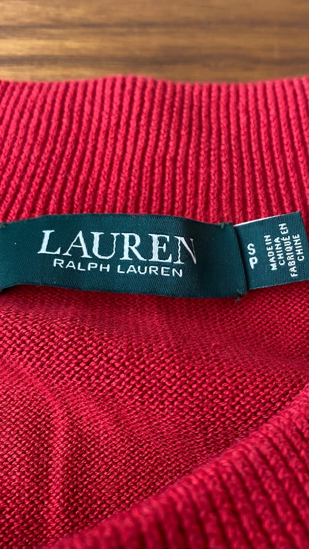 Chandail en tricot rouge col bateau Lauren Ralph Lauren, taille small. Vue de l'étiquette de marque et taille.