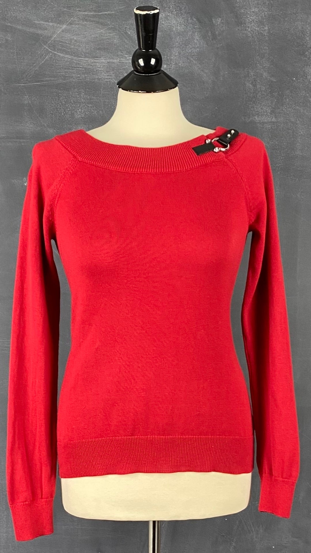 Chandail en tricot rouge col bateau Lauren Ralph Lauren, taille small. Vue de face.