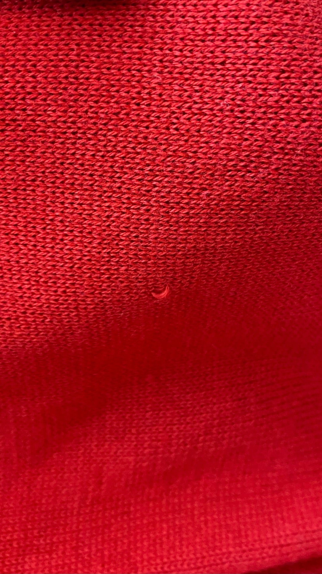 Chandail en tricot rouge col bateau Lauren Ralph Lauren, taille small. Vue du mini fil tiré derrière la manche droite.