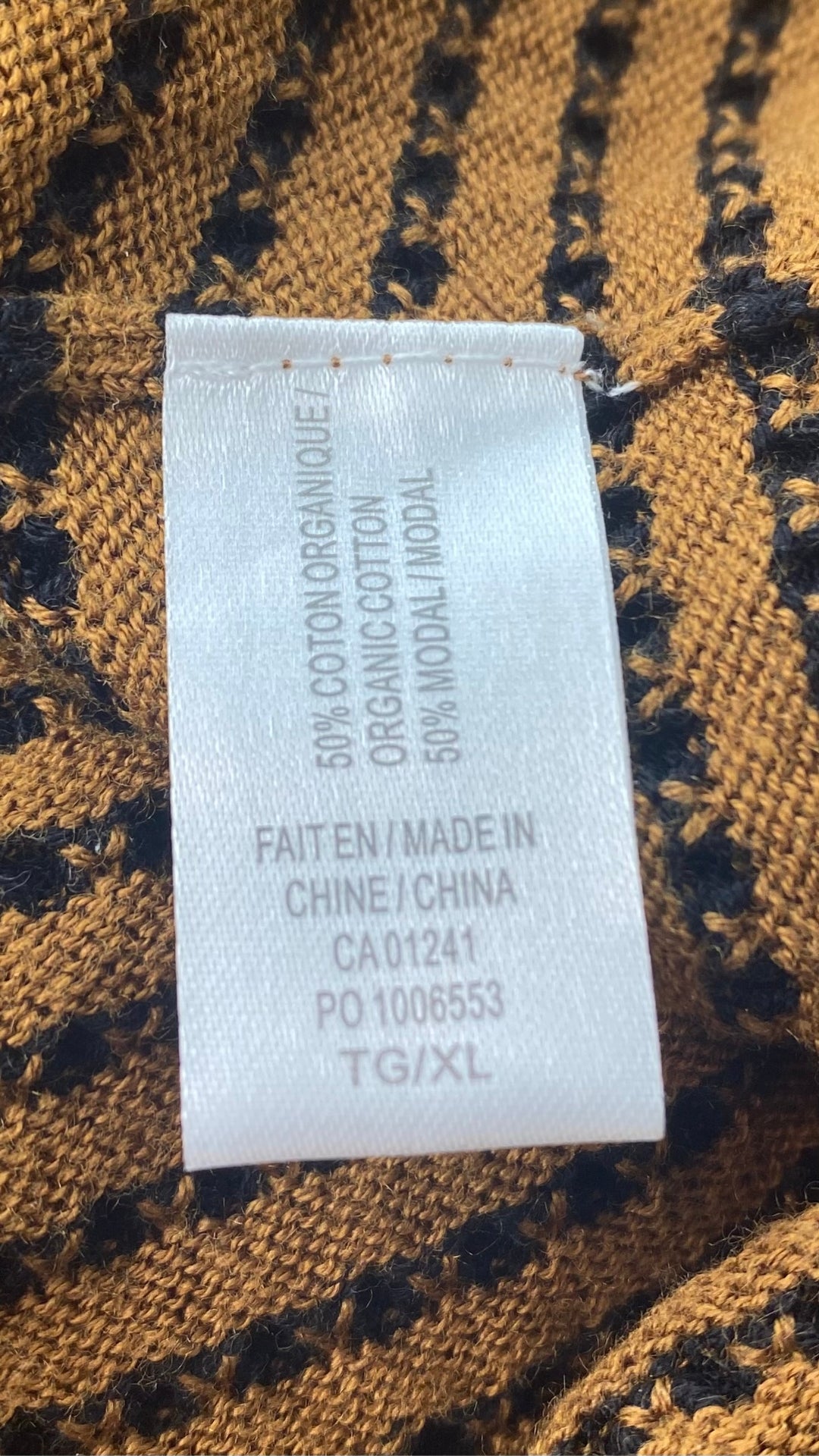 Chandail en tricot texturé noir et camel Contemporaine, taille xl (mais fait plus medium oversize ou large). Vue de l'étiquette de composition.