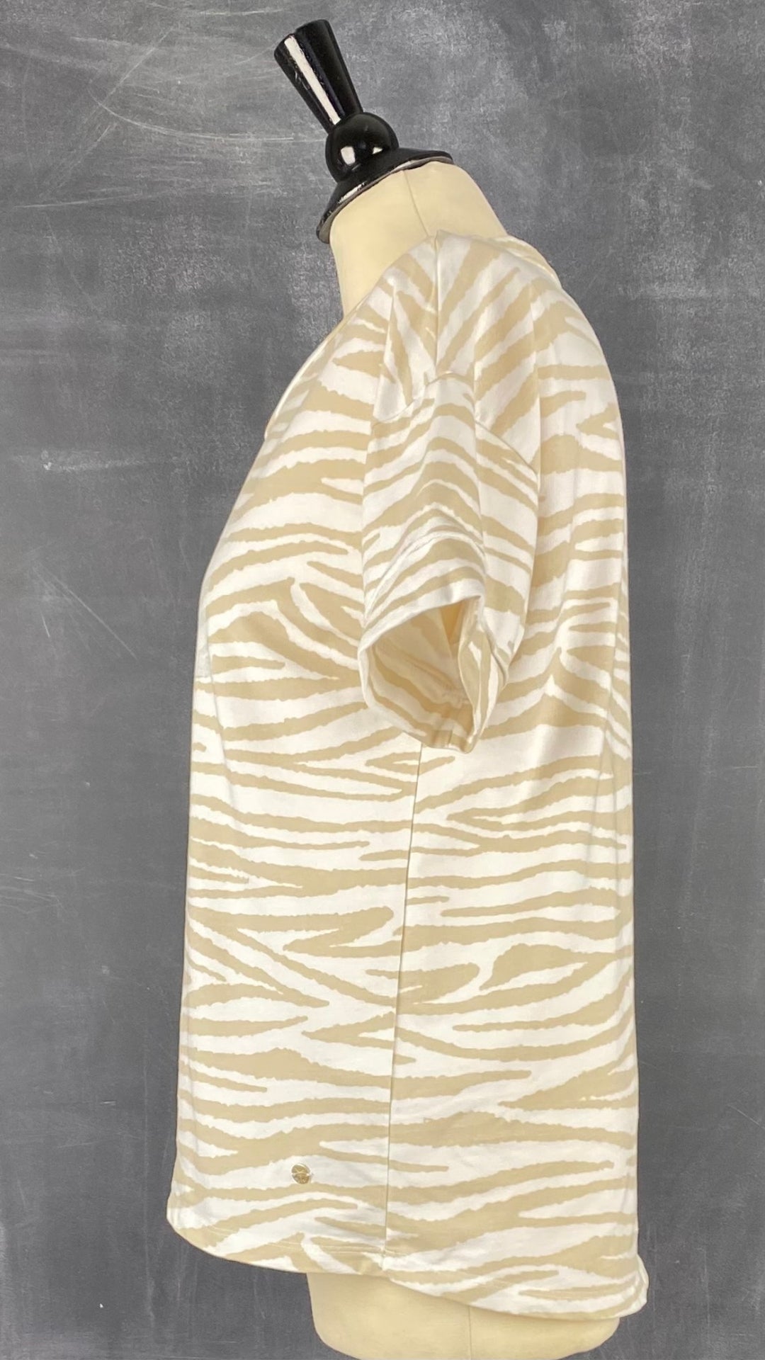Chandail zébrures sable en french terry Monari, taille 38 (8/medium). Vue de côté.
