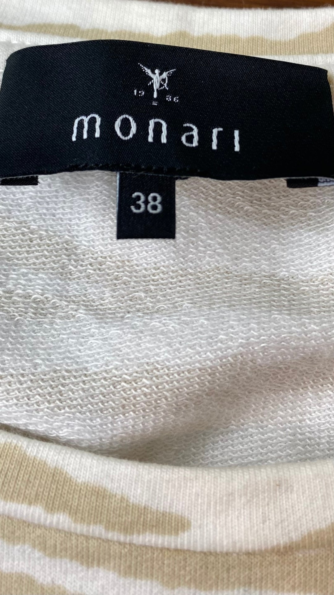 Chandail zébrures sable en french terry Monari, taille 38 (8/medium). Vue de l'étiquette de marque et taille.