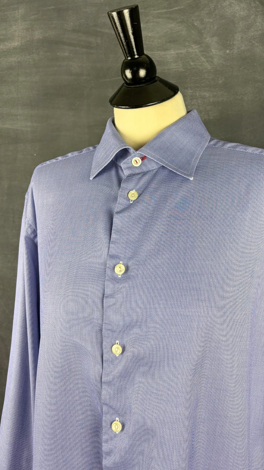 Chemise bleue en twill Eton, taille estimée à large. Vue de l'encolure.