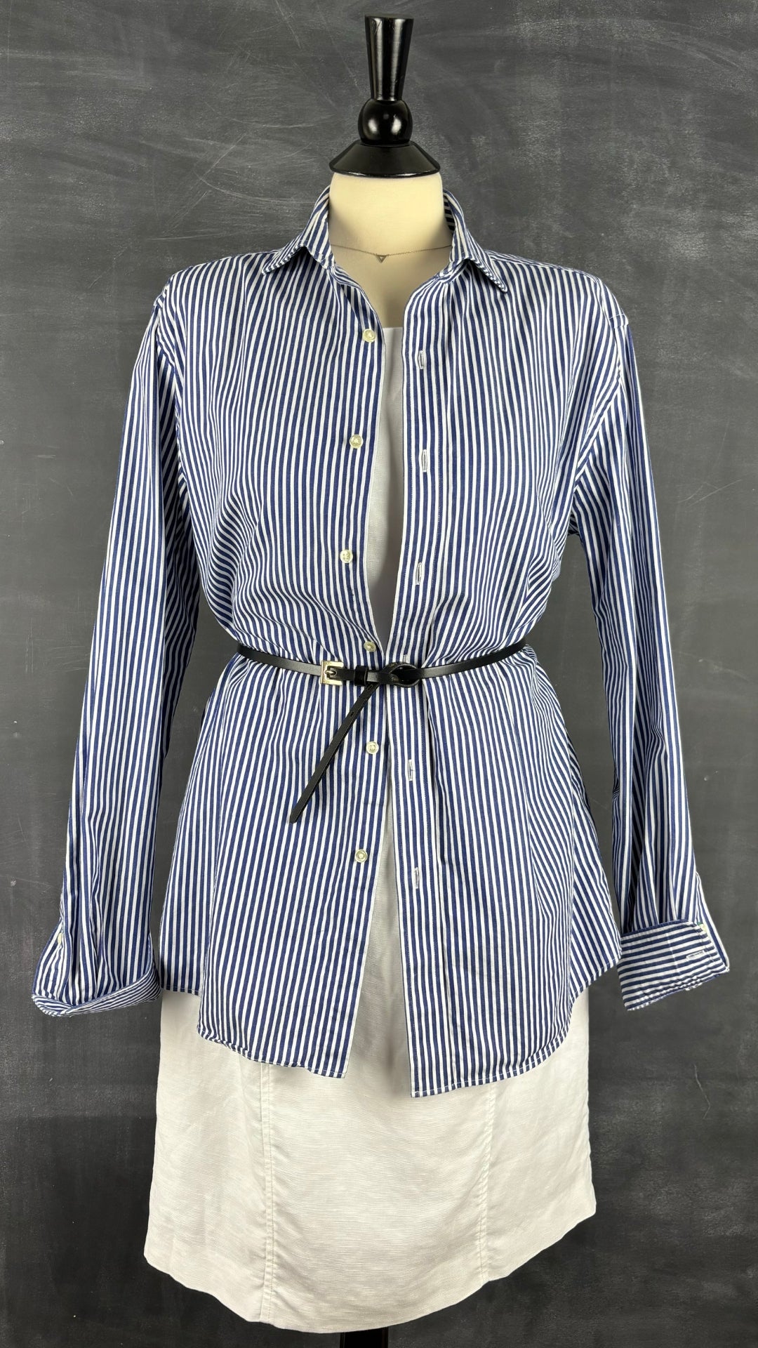 Chemise à rayures bleues Tommy Hilfiger, taille estimée à medium oversize. Vue de l'agencement avec la robe blanche 123.