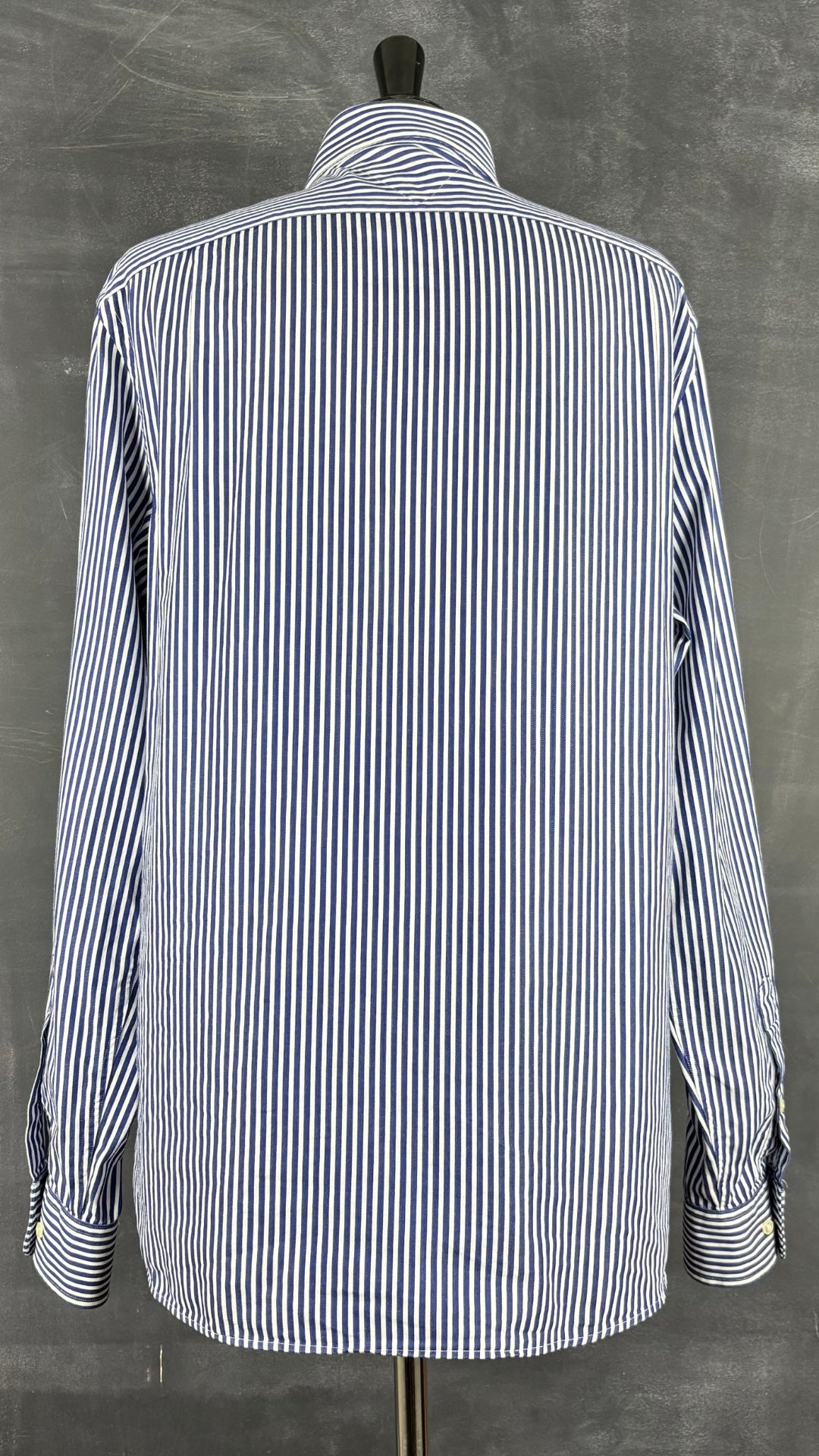 Chemise à rayures bleues Tommy Hilfiger, taille estimée à medium oversize. Vue de dos.