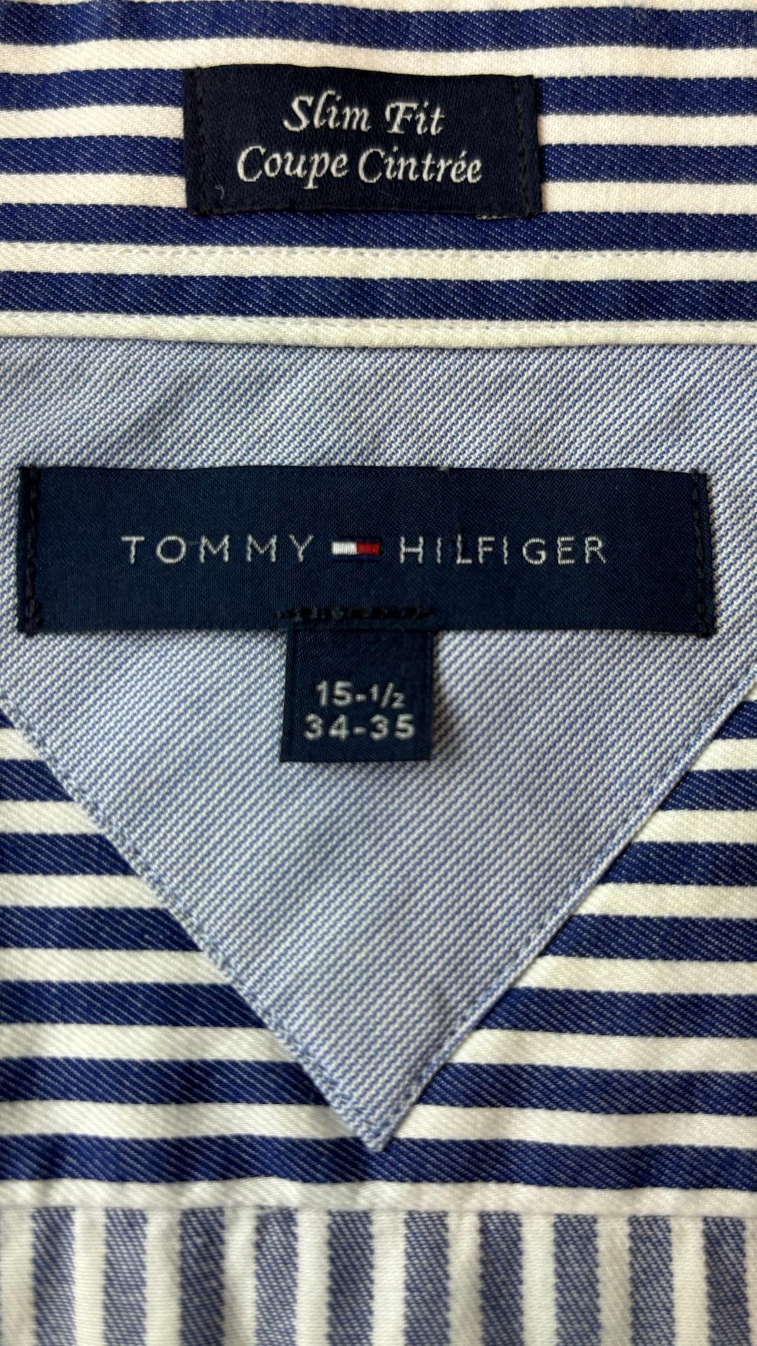 Chemise à rayures bleues Tommy Hilfiger, taille estimée à medium oversize. Vue de l'étiquette.