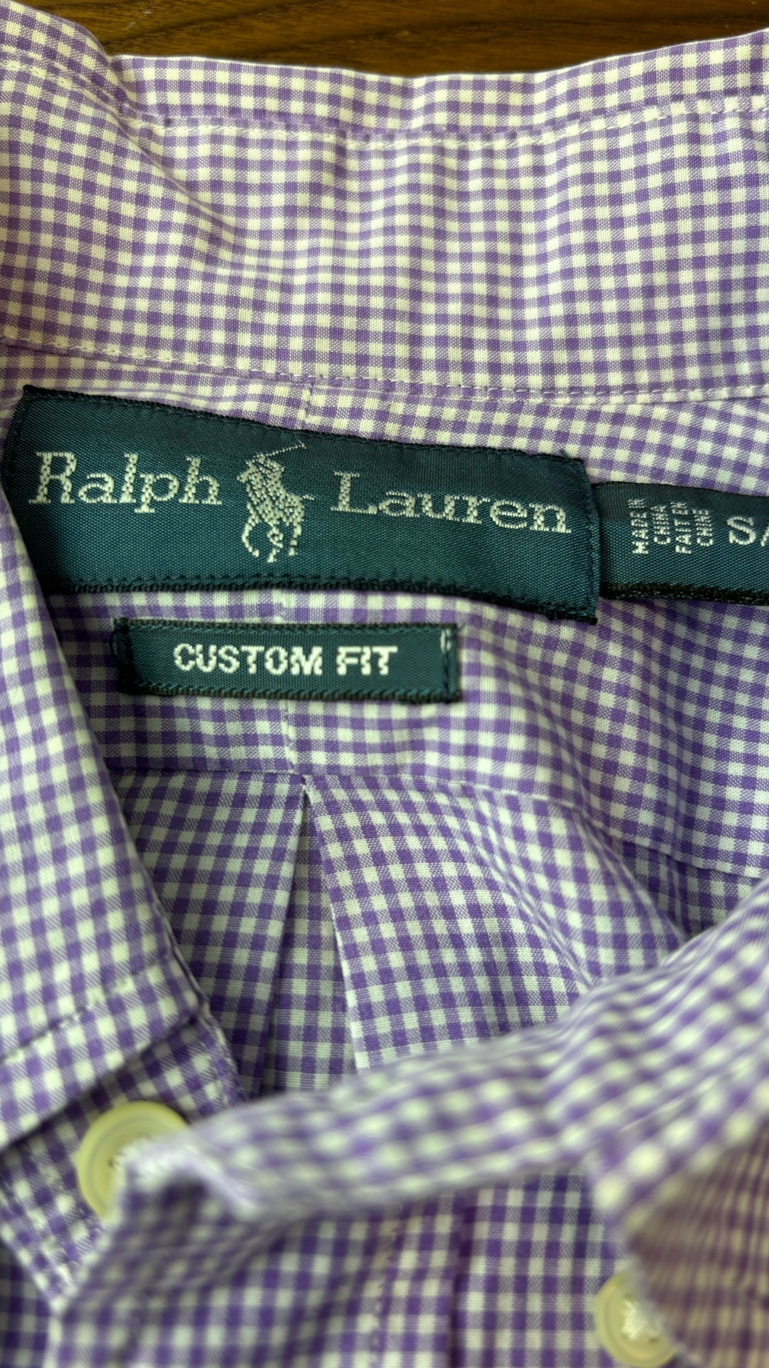 Chemise vichy mauve Ralph Lauren, taille estimée medium. Vue de l'étiquette.