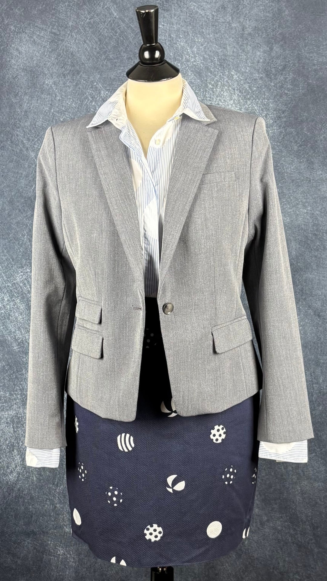 Chemisier blanc et bleu doux à rayures et cercles Brax, taille 38 (medium). Vue de l'agencement avec la jupe à motifs de ballons et le blazer gris/bleu Banana Republic.