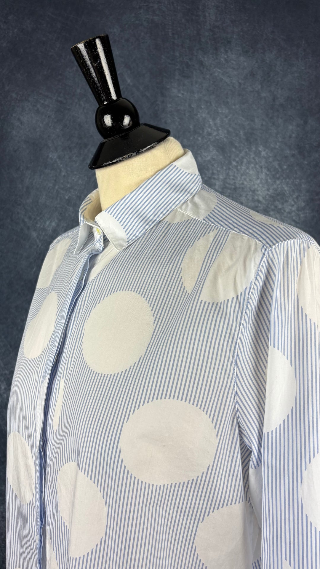Chemisier blanc et bleu doux à rayures et cercles Brax, taille 38 (medium). Vue de l'encolure.