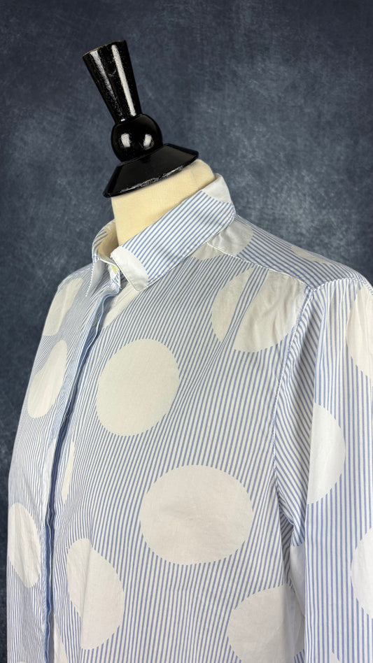Chemisier blanc et bleu doux à rayures et cercles Brax, taille 38 (medium). Vue de l'encolure.