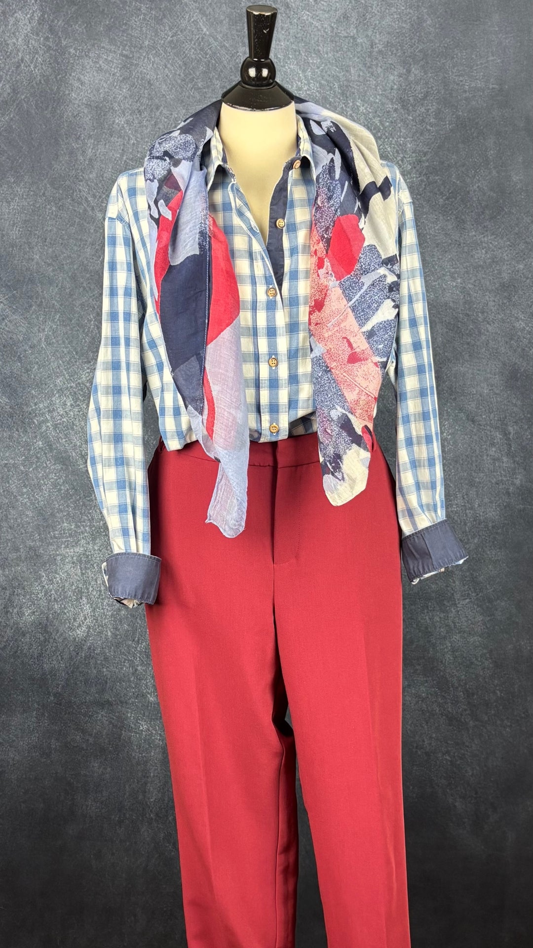 Chemisier à carreaux blanc doux et bleu denim Saint James, taille 48 (l/xl). Vue de l'agencement avec le pantalon rouge Part Two et le foulard Sandwich.