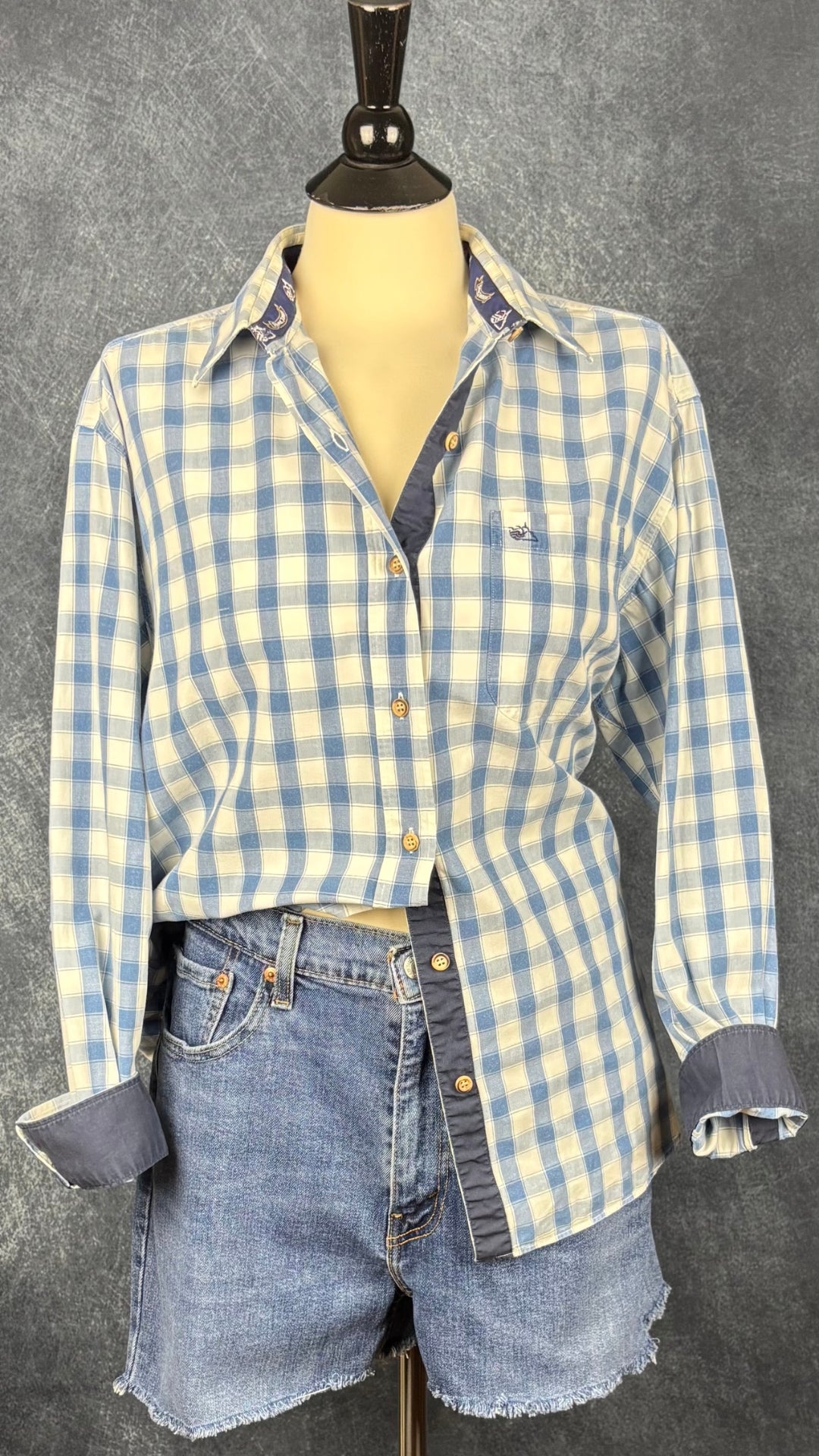Chemisier à carreaux blanc doux et bleu denim Saint James, taille 48 (l/xl). Vue de l'agencement avec le short en jeans Levi's.