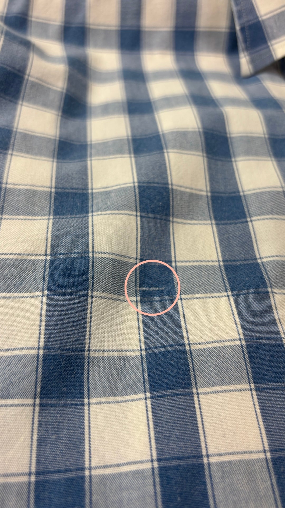 Chemisier à carreaux blanc doux et bleu denim Saint James, taille 48 (l/xl). Vue de près de la petite ligne de fil dans le tissu.