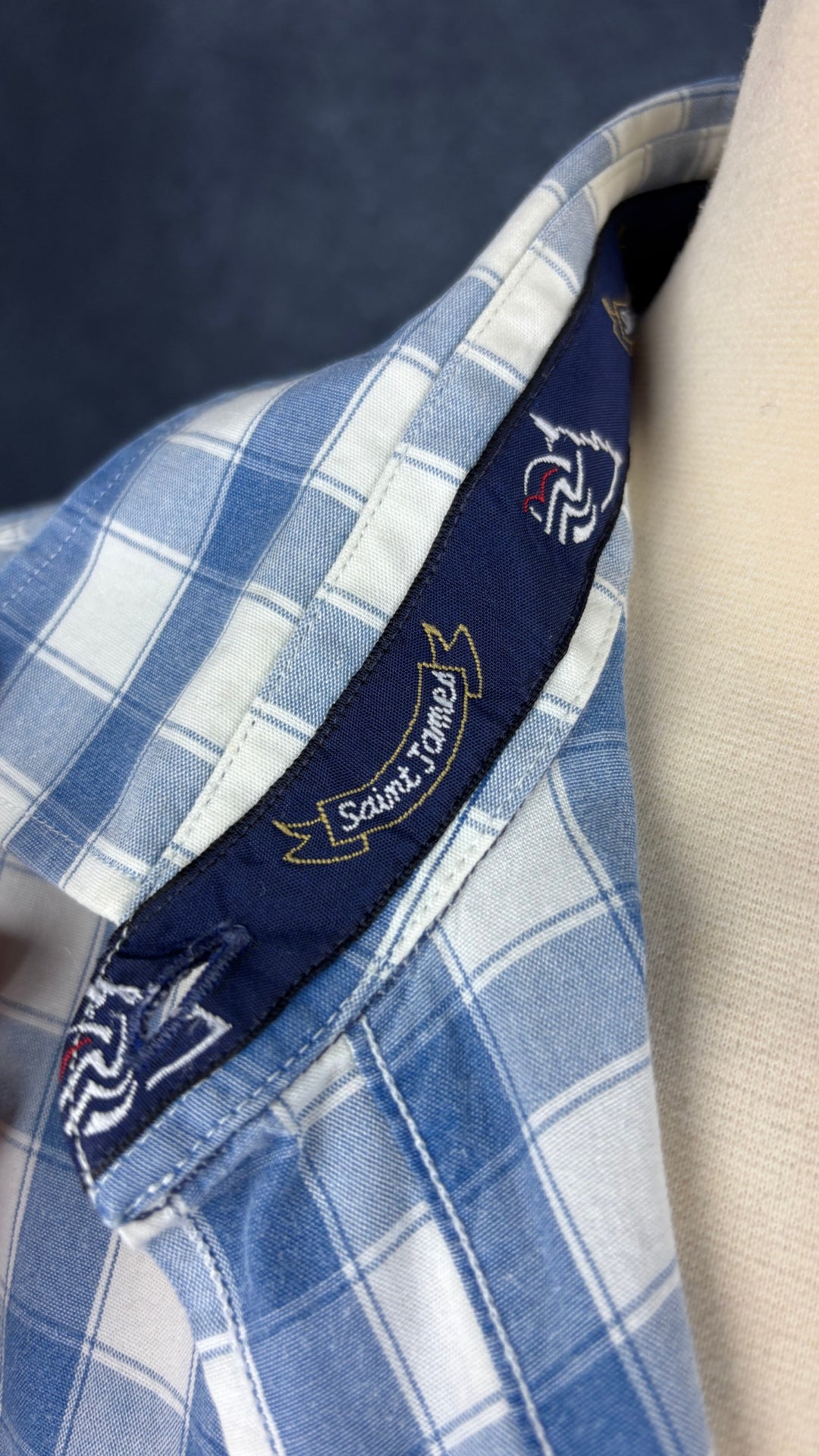 Chemisier à carreaux blanc doux et bleu denim Saint James, taille 48 (l/xl). Vue de près du détail de l'encolure.