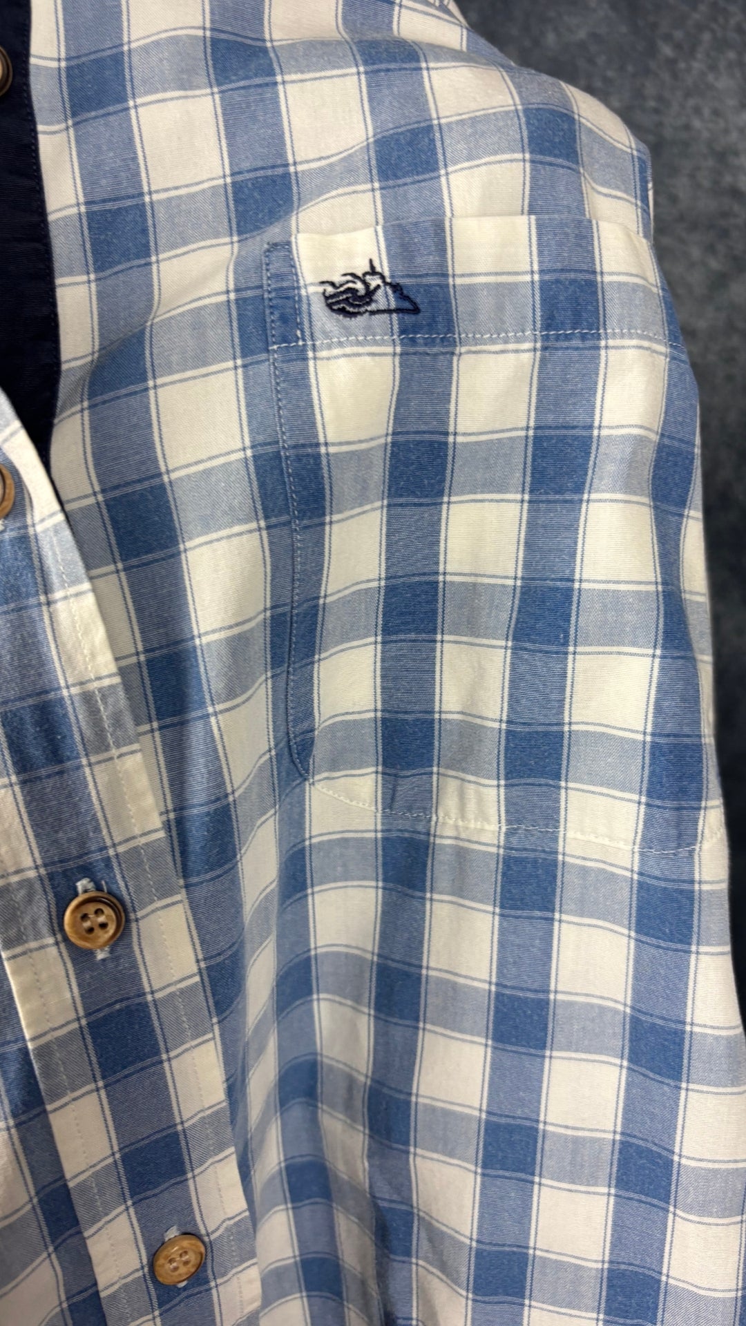 Chemisier à carreaux blanc doux et bleu denim Saint James, taille 48 (l/xl). Vue de près de la broderie sur la poche.