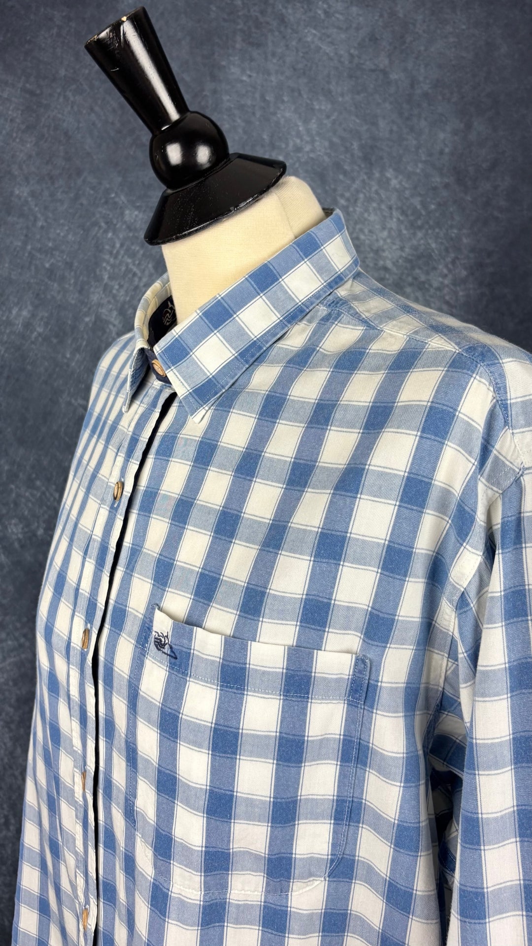 Chemisier à carreaux blanc doux et bleu denim Saint James, taille 48 (l/xl). Vue de l'encolure.