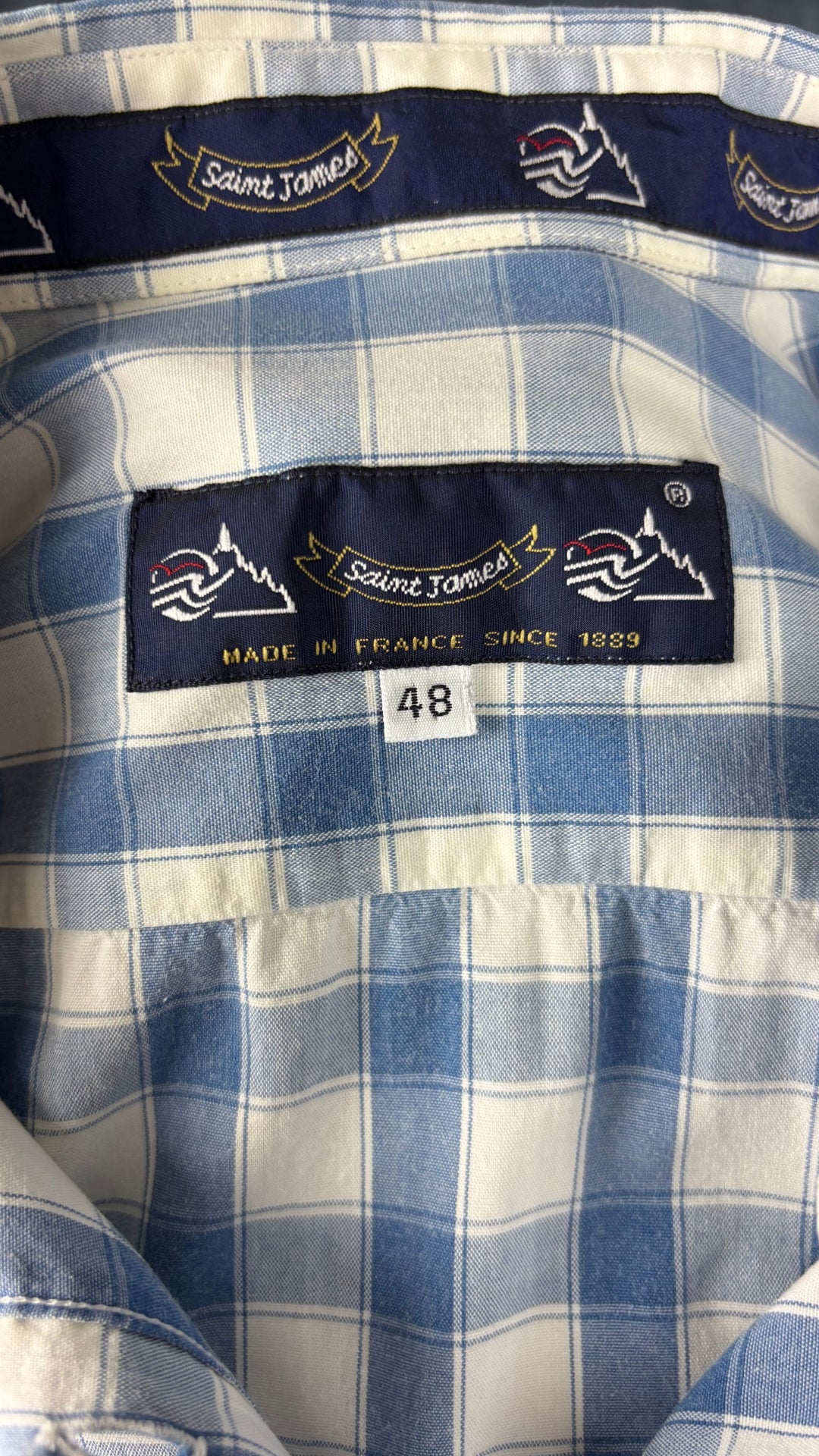 Chemisier à carreaux blanc doux et bleu denim Saint James, taille 48 (l/xl). Vue de l'étiquette.