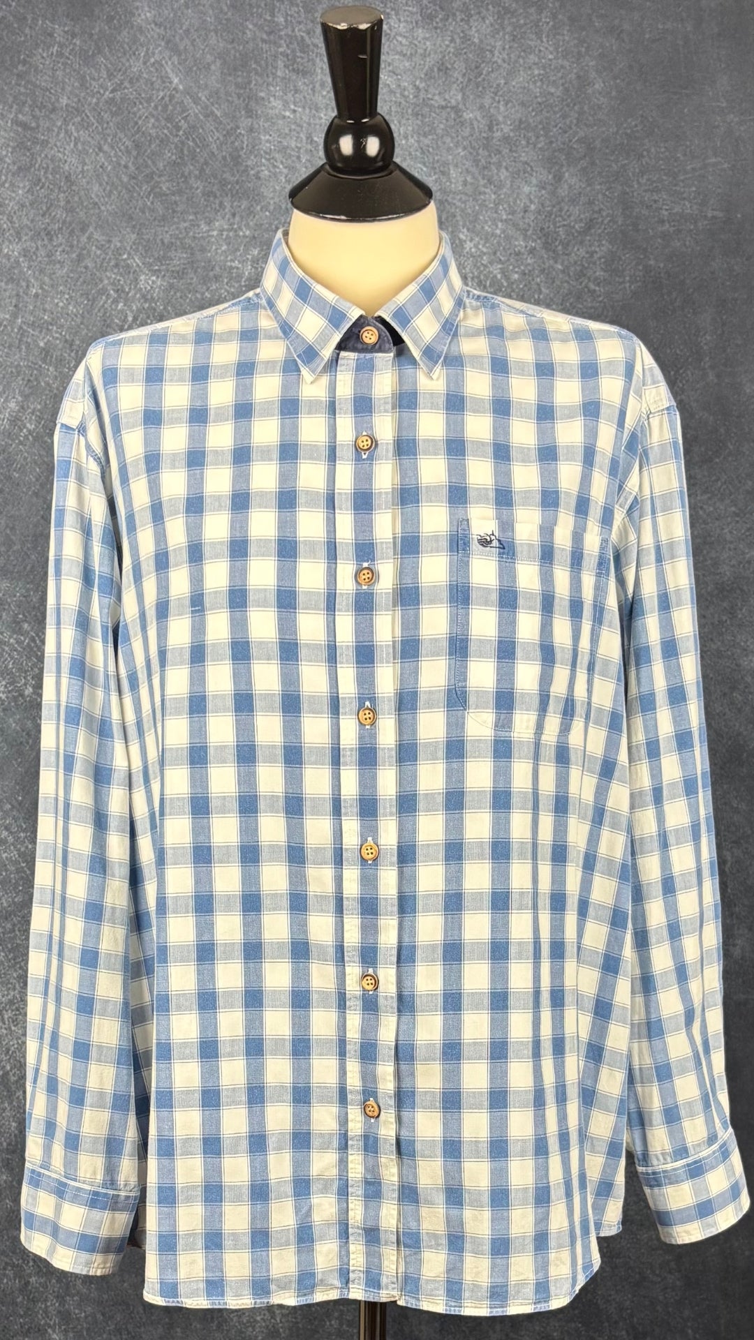 Chemisier à carreaux blanc doux et bleu denim Saint James, taille 48 (l/xl). Vue de face.