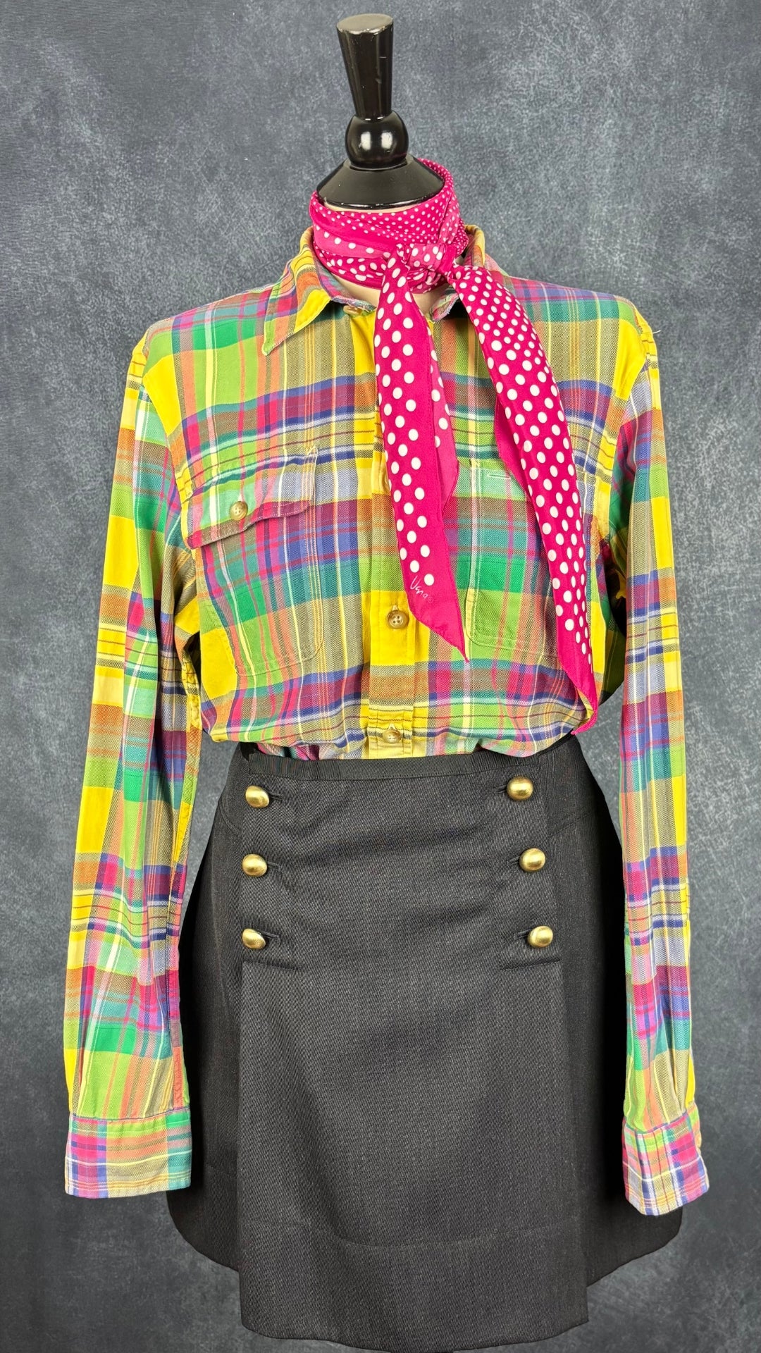 Chemisier à carreaux colorés en fine flanelle Polo Ralph Lauren, taille large. Vue de l'agencement avec la jupe Club Monaco et le foulard à pois  fuchsia.