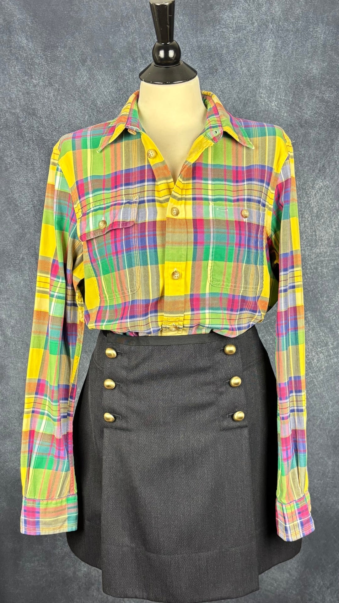 Chemisier à carreaux colorés en fine flanelle Polo Ralph Lauren, taille large. Vue de l'agencement avec la jupe Club Monaco.