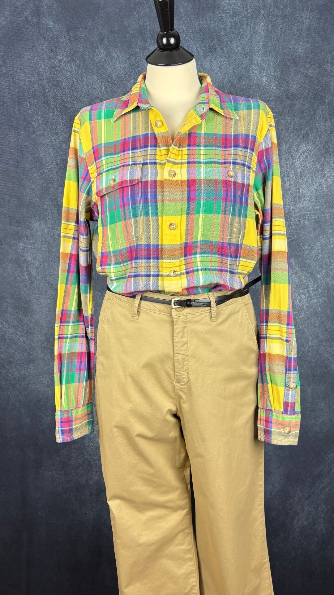 Chemisier à carreaux colorés en fine flanelle Polo Ralph Lauren, taille large. Vue de l'agencement avec le pantalon beige chino Part Two.