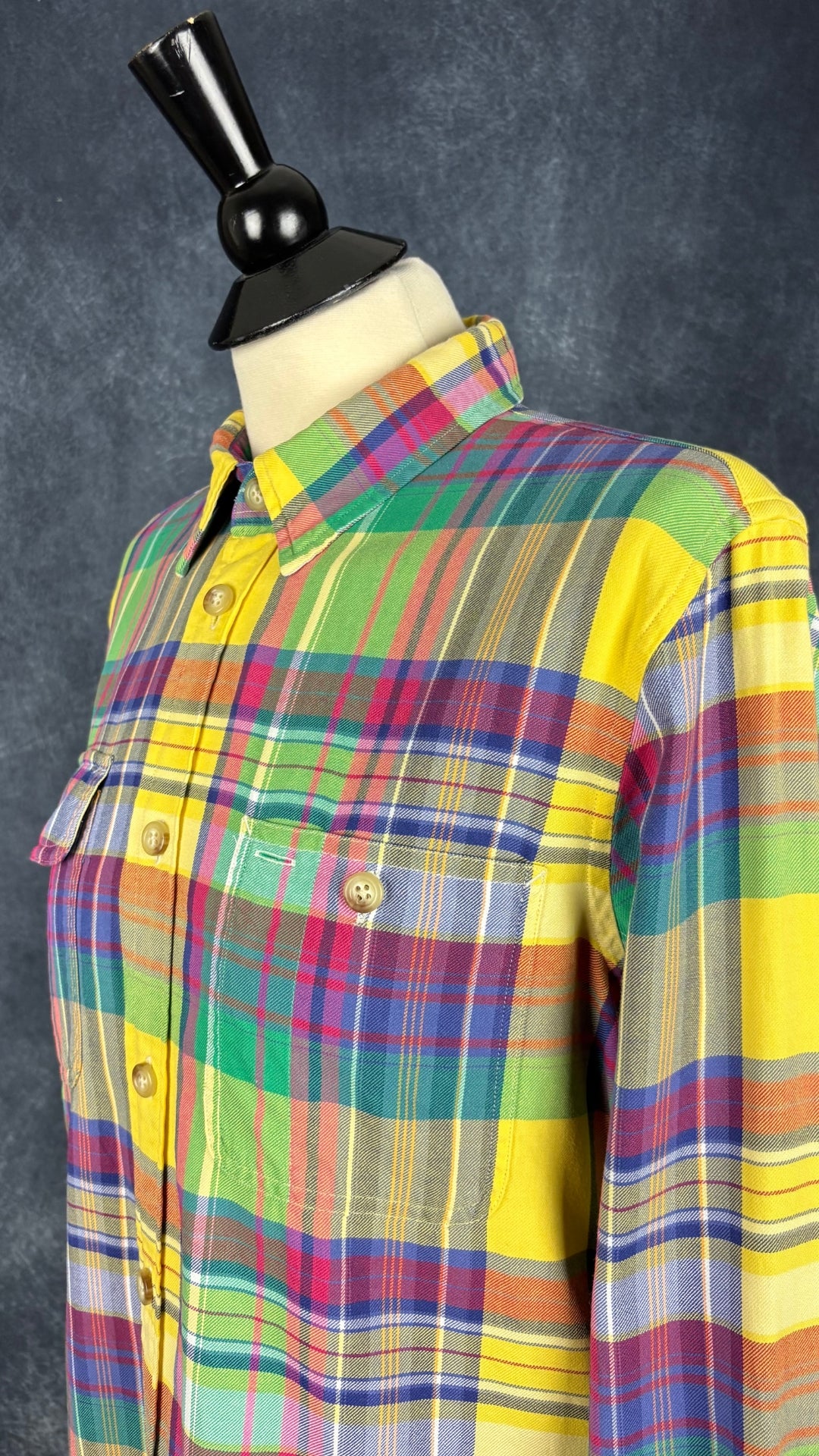 Chemisier à carreaux colorés en fine flanelle Polo Ralph Lauren, taille large. Vue de l'encolure.
