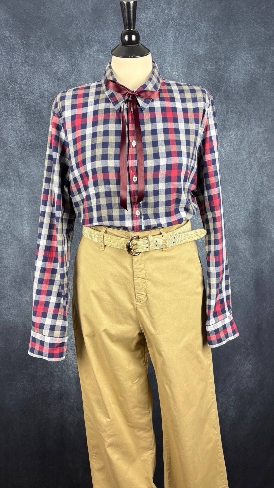 Chemisier à carreaux en fine flanelle Mademoiselle Saint James, taille 16 (l). Vue de l'agencement avec le pantalon Part Two beige et la ceinture texturée.