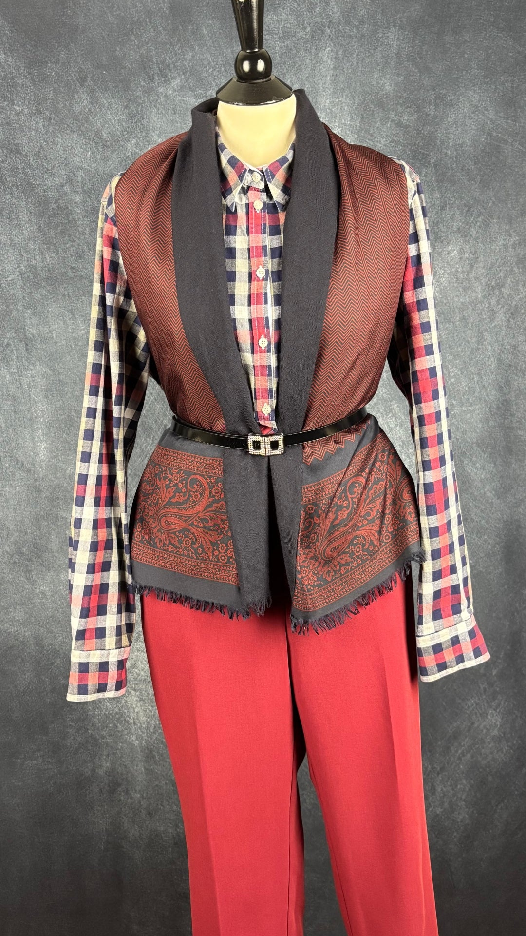 Chemisier à carreaux en fine flanelle Mademoiselle Saint James, taille 16 (l). Vue de l'agencement avec le pantalon Part Two rouge brique, le foulard en soie et laine à motifs et la ceinture Calvin Klein.