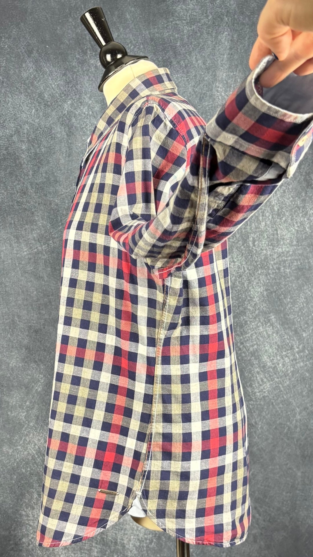 Chemisier à carreaux en fine flanelle Mademoiselle Saint James, taille 16 (l). Vue de côté, manche relevée.