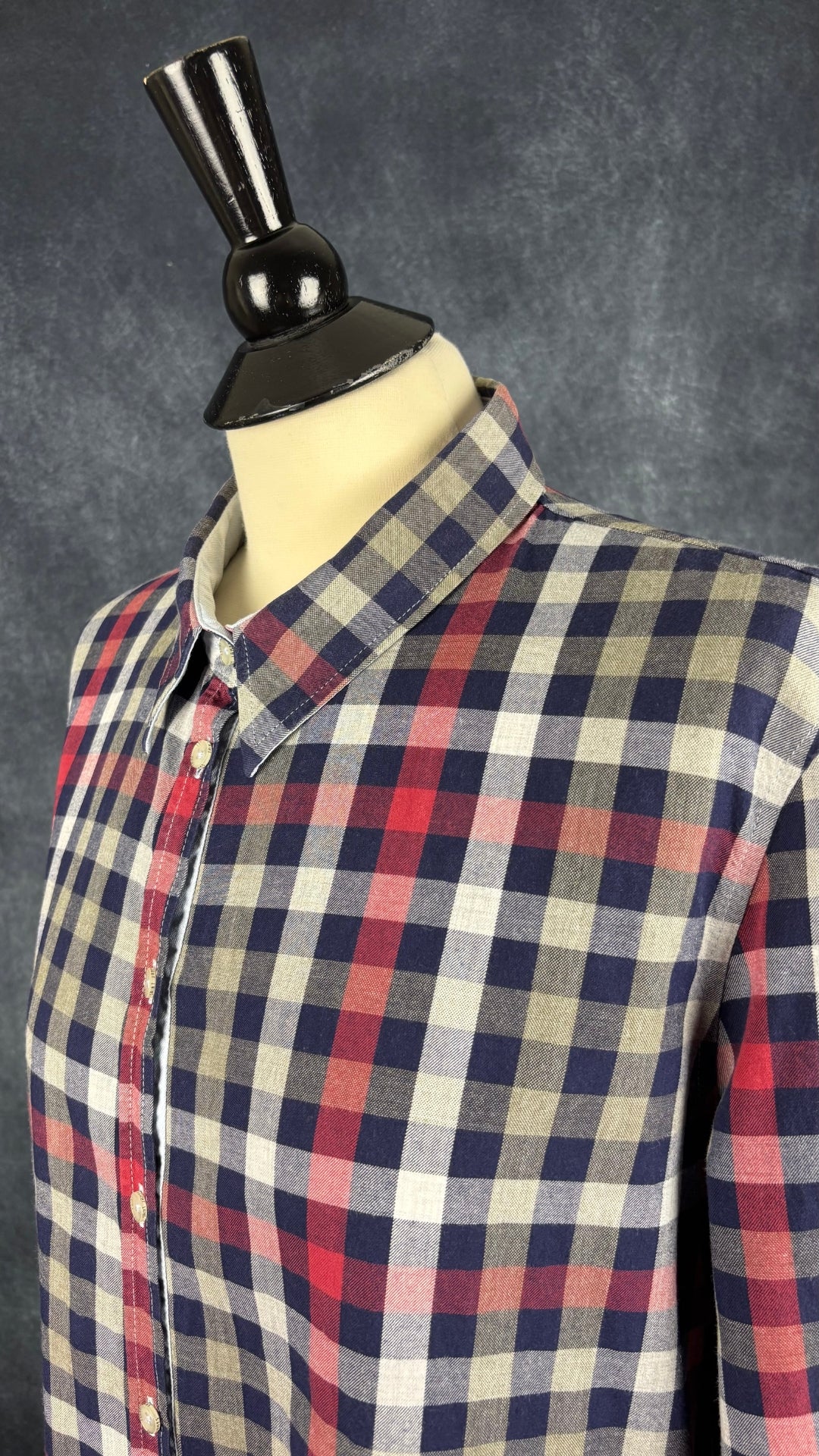 Chemisier à carreaux en fine flanelle Mademoiselle Saint James, taille 16 (l). Vue de l'encolure.