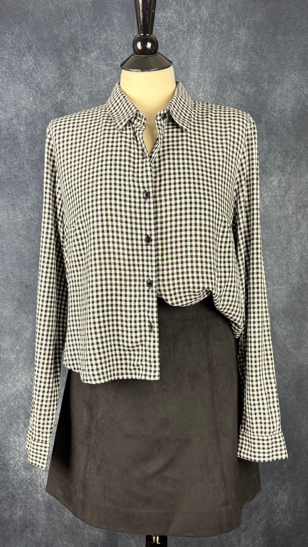 Chemisier à carreaux vichy en modal et soie Meemoza, taille large (peut aussi faire medium). Vue de l'agencement avec la jupe suédée Babaton.