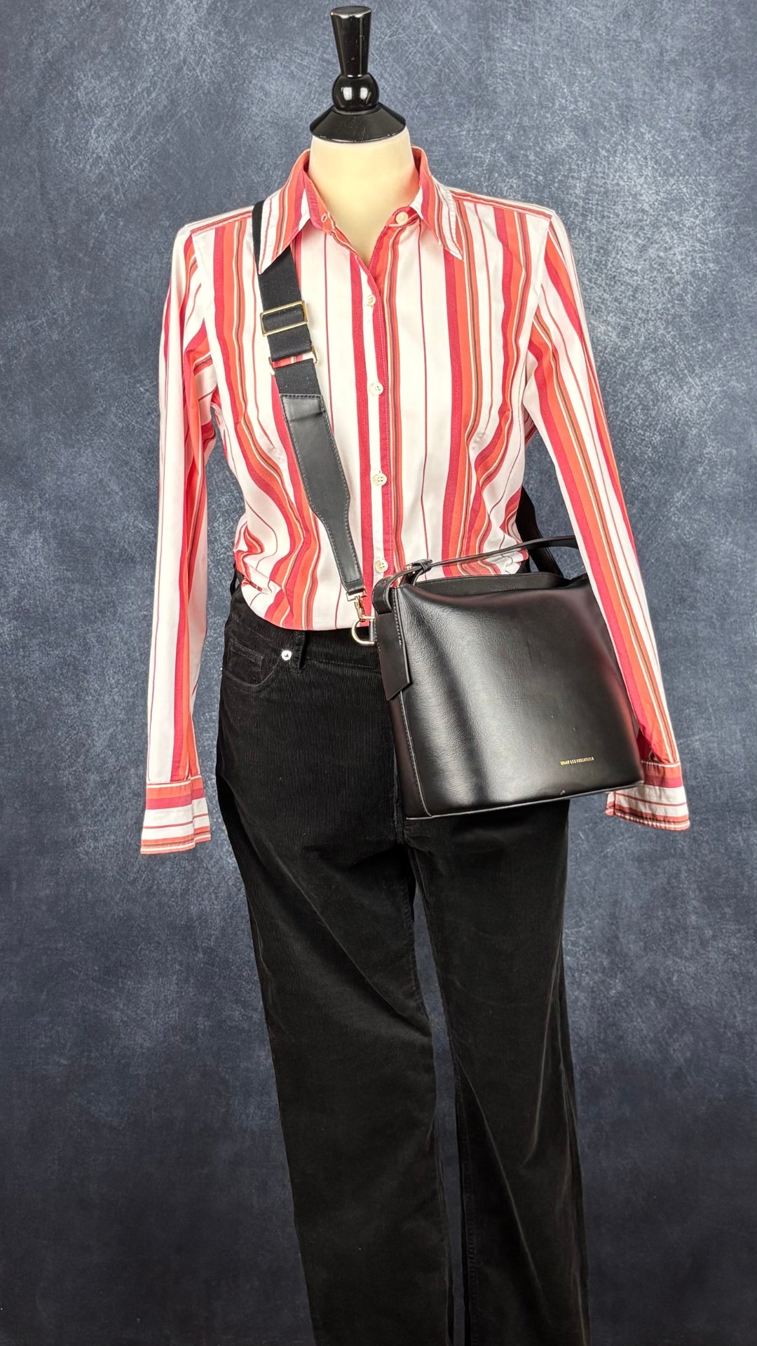 Chemisier cintré à rayures colorées en doux mélange de coton Marc Aurel, taille 38 (s/m). Vue de l'agencement avec le pantalon en velours côtelé Part Two et le sac à main Want Les Essentiels.