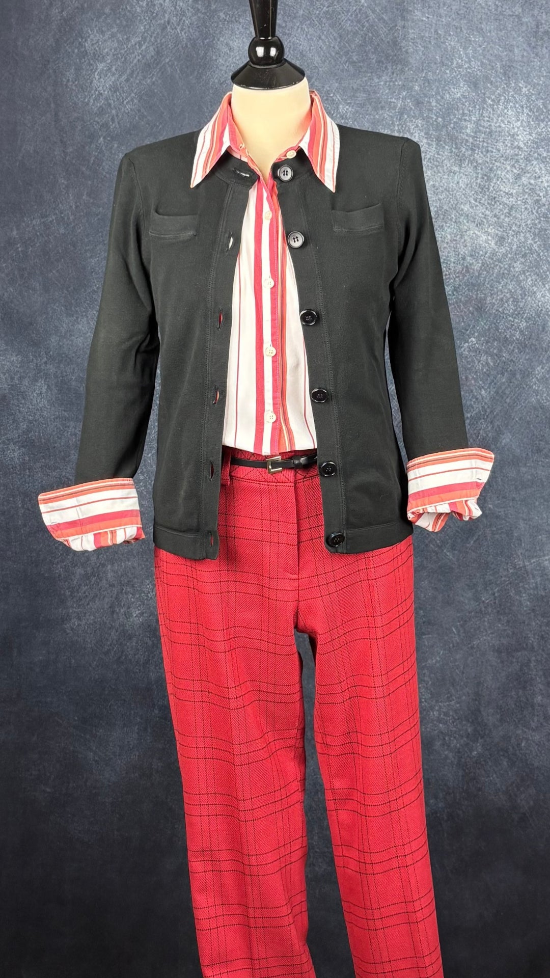 Chemisier cintré à rayures colorées en doux mélange de coton Marc Aurel, taille 38 (s/m). Vue de l'agencement avec le pantalon rouge orangé Tristan et le cardigan noir Teenflo.