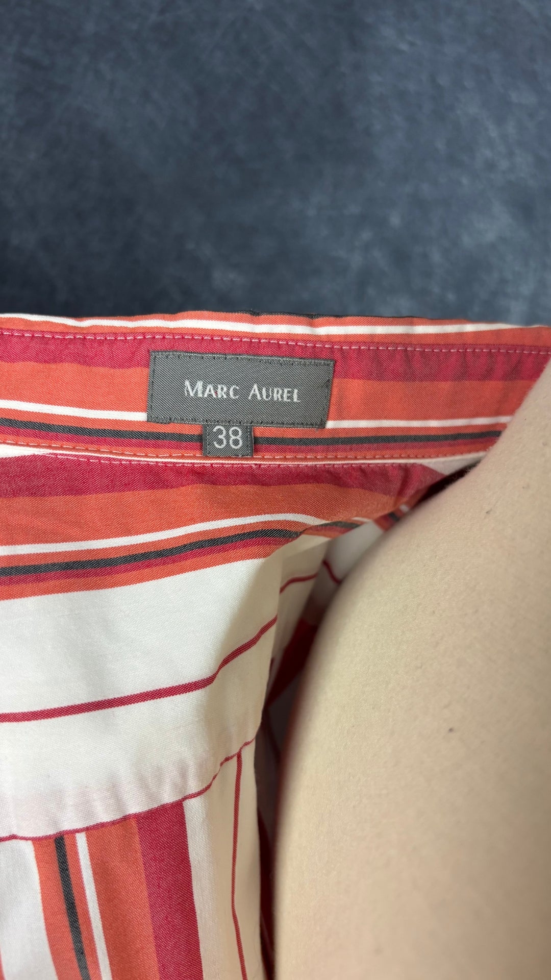 Chemisier cintré à rayures colorées en doux mélange de coton Marc Aurel, taille 38 (s/m). Vue de l'étiquette.