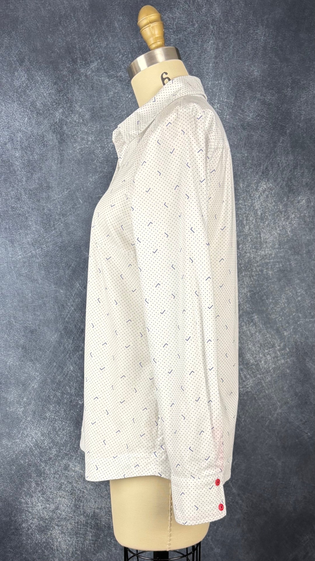 Chemisier en coton extensible à petits motifs Rabe 1920, taille 6 qui équivaut environ à small. Vue de côté.