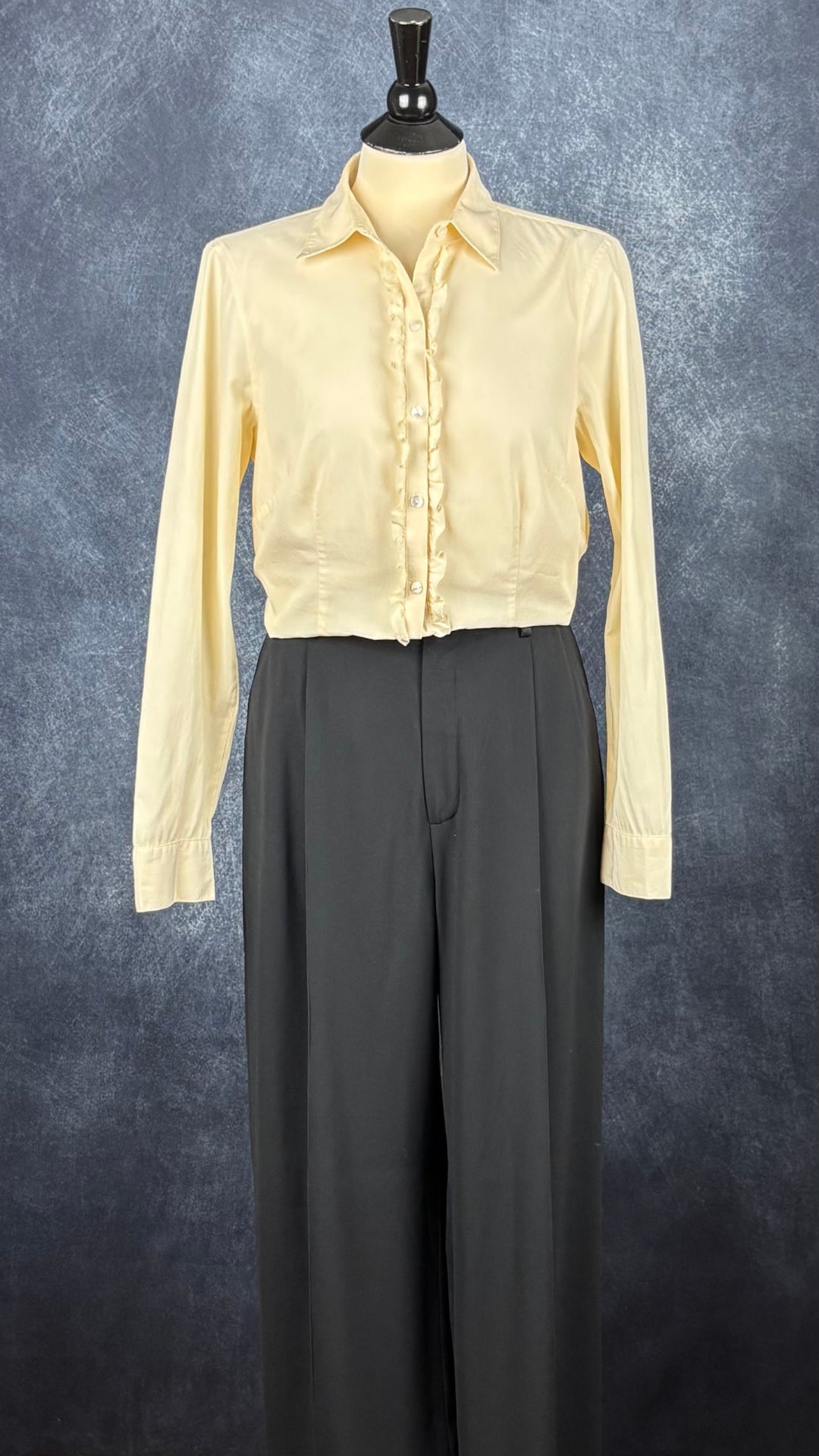 Chemisier en coton couleur crème au beurre avec frisons de chaque côté de la boutonnière, L.L.Bean, taille small. Vue de l'agencement avec le pantalon noir à jambes larges Filippa K.