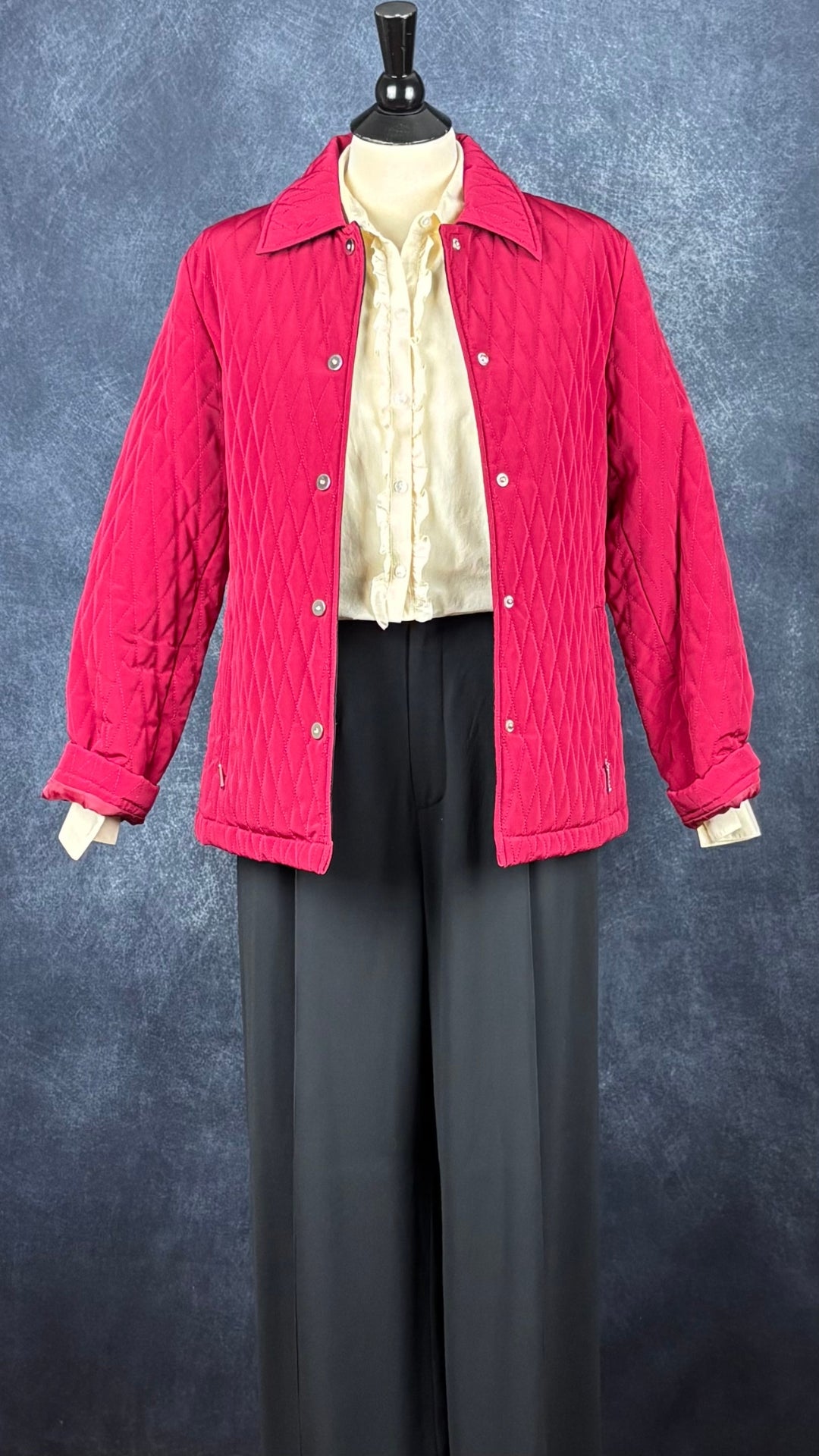 Chemisier en coton couleur crème au beurre avec frisons de chaque côté de la boutonnière, L.L.Bean, taille small. Vue de l'agencement avec le pantalon noir à jambes larges Filippa K et le manteau rouge matelassé.
