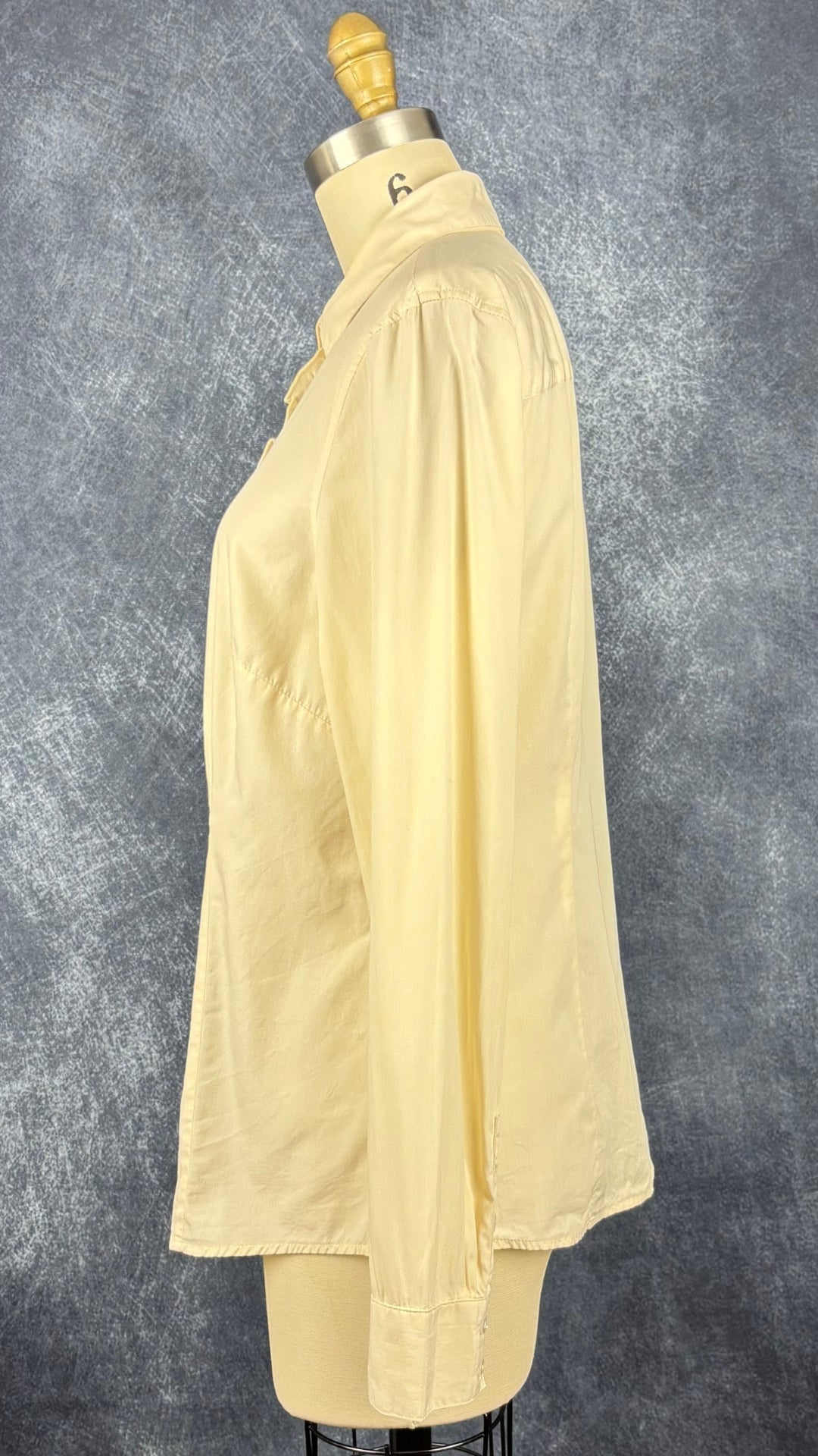 Chemisier en coton couleur crème au beurre avec frisons de chaque côté de la boutonnière, L.L.Bean, taille small. Vue de côté.