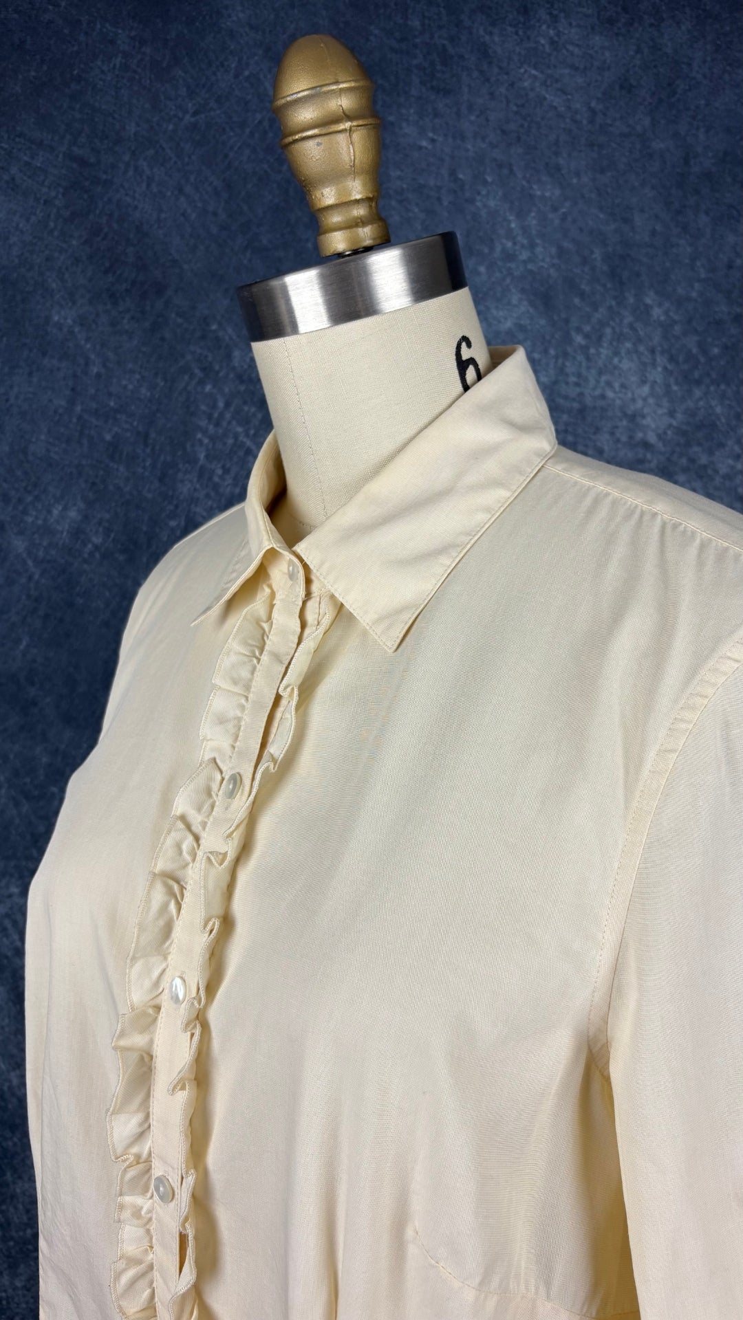Chemisier en coton couleur crème au beurre avec frisons de chaque côté de la boutonnière, L.L.Bean, taille small. Vue de l'encolure.