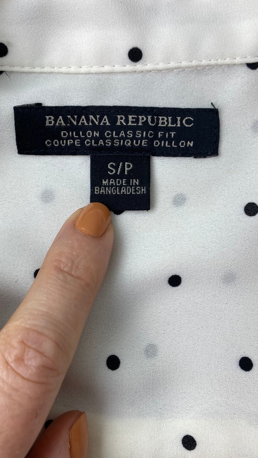 Chemisier crème à pois noirs Banana Republic, taille small. Vue de l'étiquette de marque et taille.