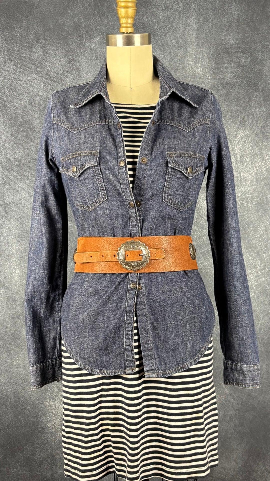 Chemisier denim foncé Mavi jeans, taille xs/s. Vue de l'agencement avec la robe Kotn et la ceinture Massimo Dutti.