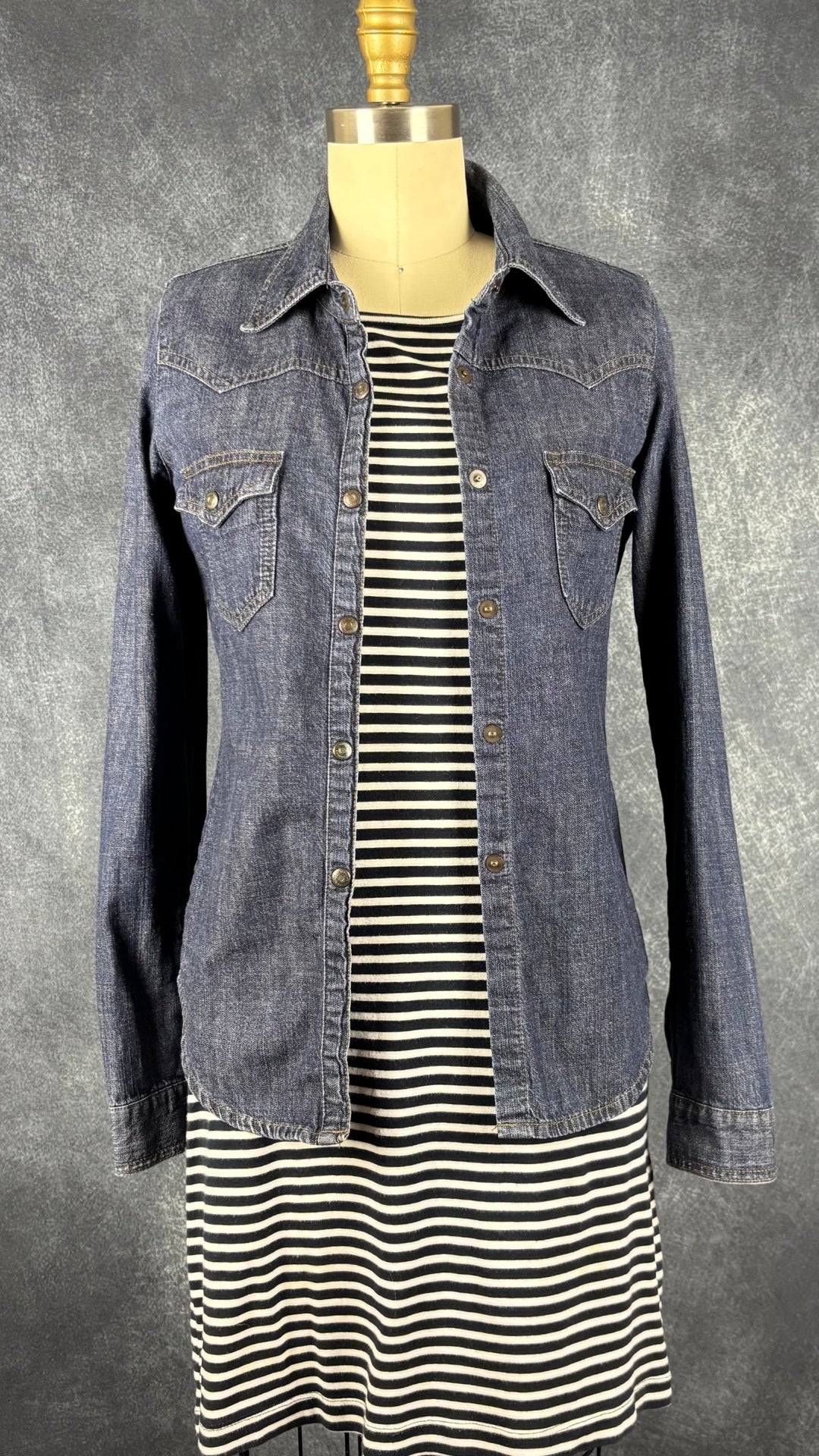 Chemisier denim foncé Mavi jeans, taille xs/s. Vue de l'agencement avec la robe rayures Kotn.