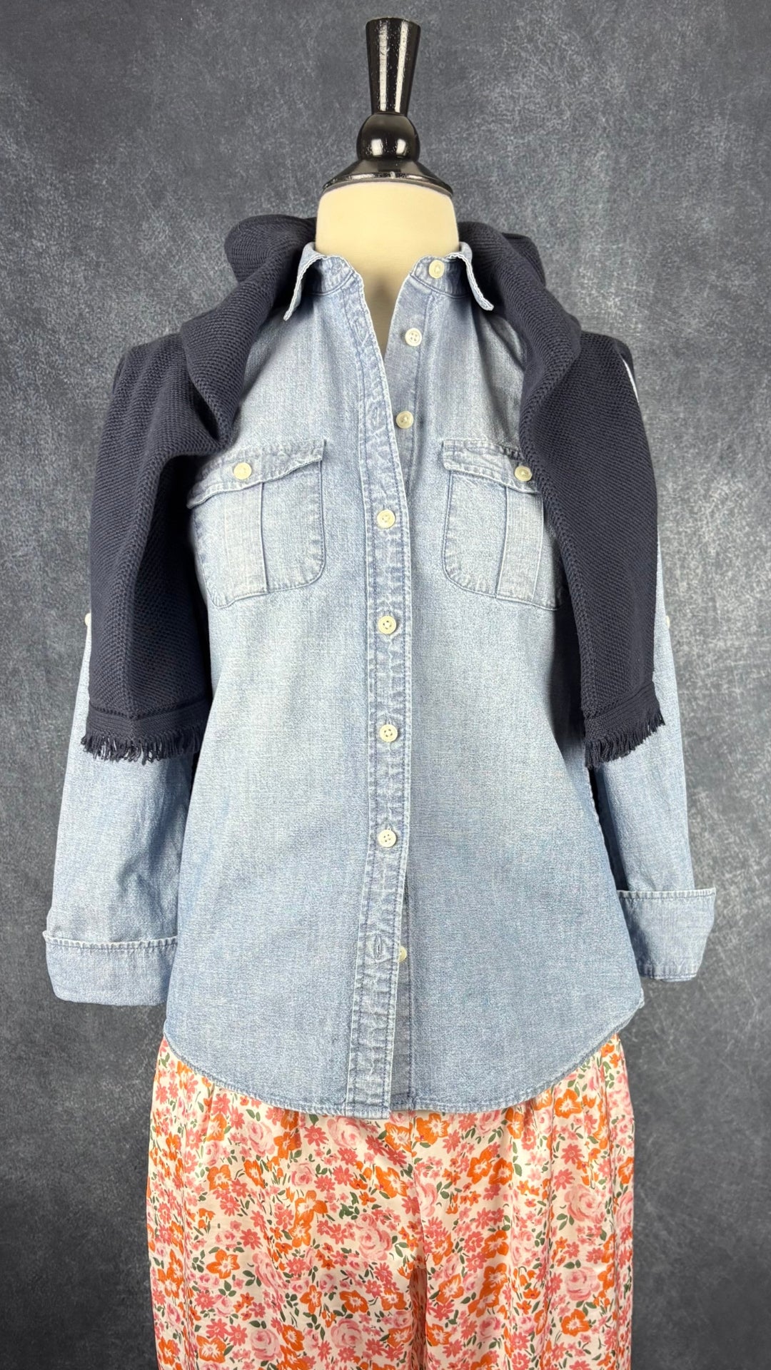 Chemisier en denim pâle J.Crew, taille xxs. Vue de l'agencement avec le chandail en tricot marine et le pantalon de pyjama floral Maison Stella & Suzie.