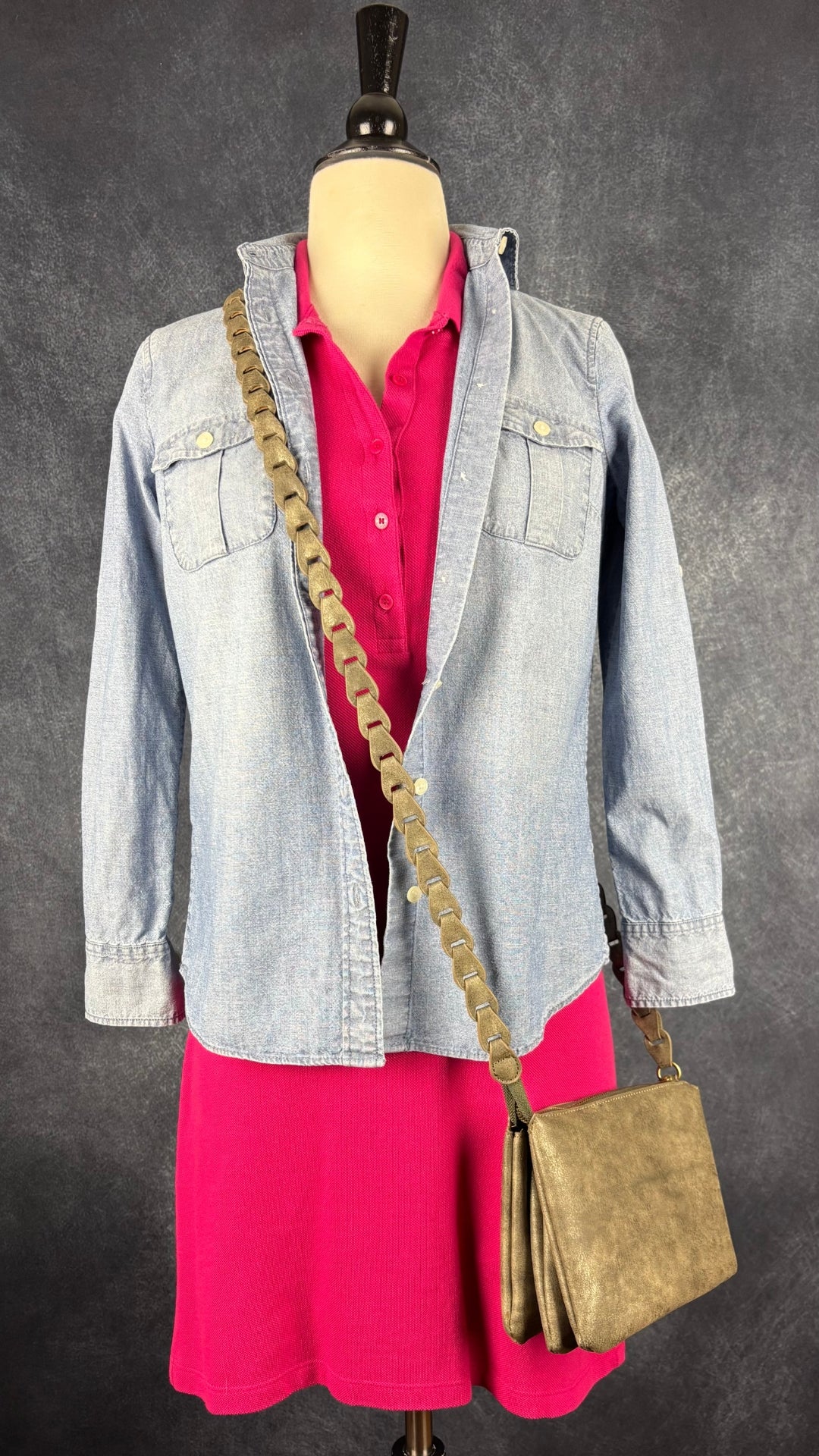 Chemisier en denim pâle J.Crew, taille xxs. Vue de l'agencement avec la robe piqué polo Lacoste et le sac à main Anthropologie.