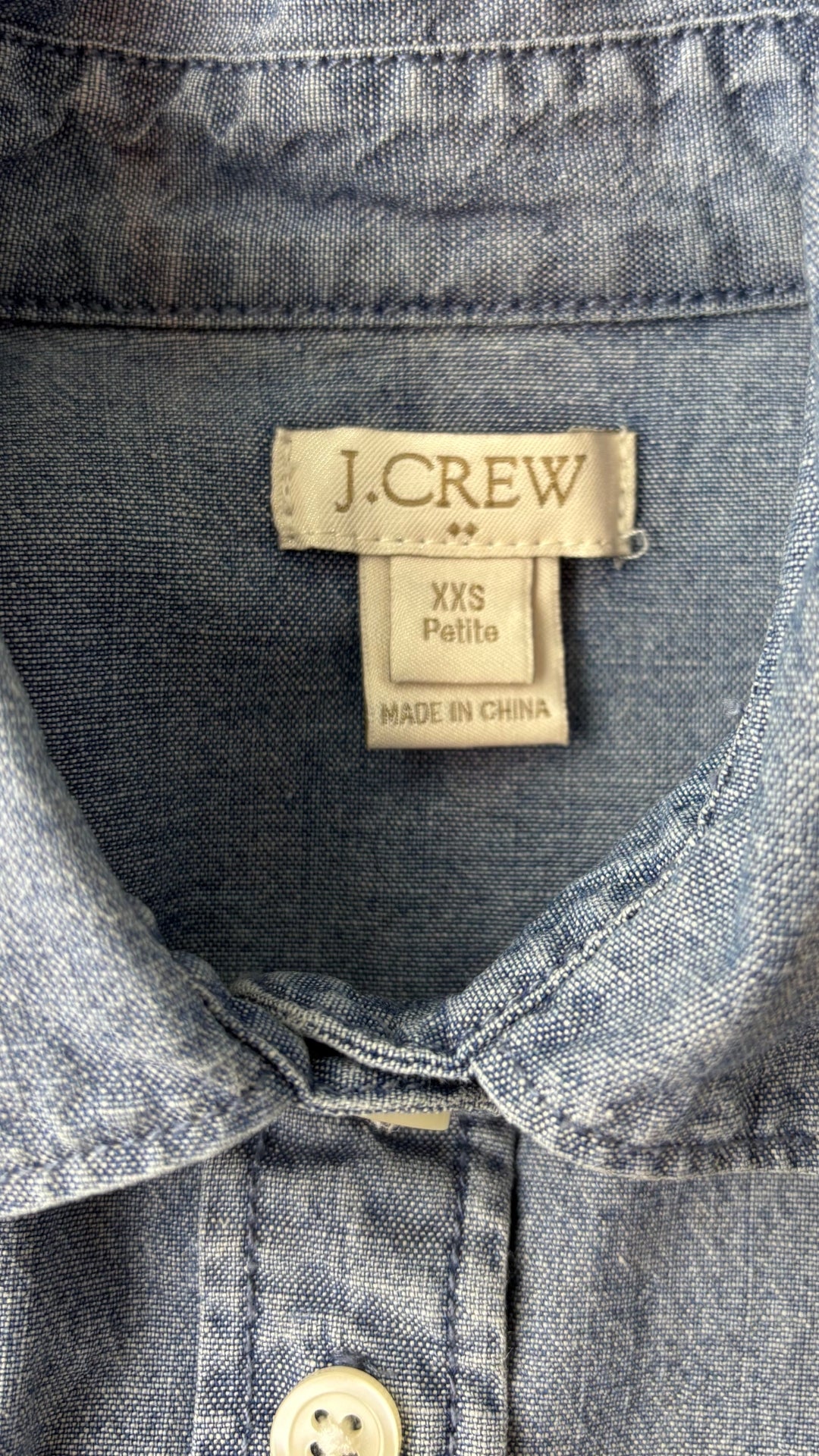 Chemisier en denim pâle J.Crew, taille xxs. Vue de l'étiquette.