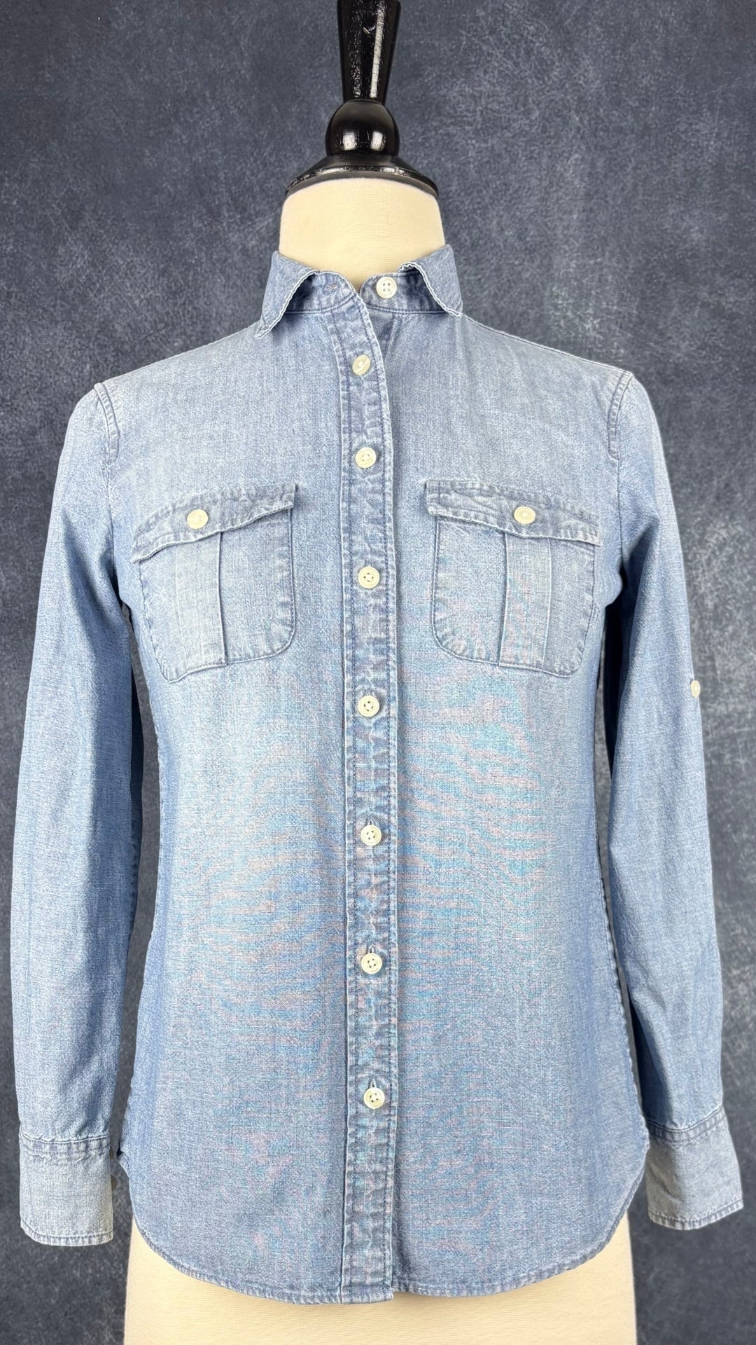 Chemisier en denim pâle J.Crew, taille xxs. Vue de face.