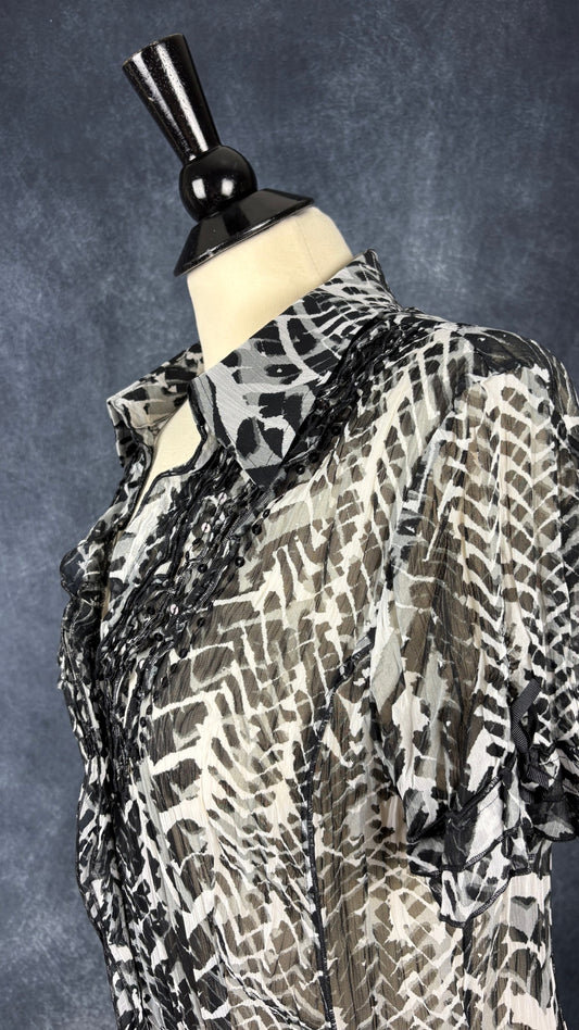 Chemisier diaphane à motif animalier Gerry Weber, taille 8. Vue de l'encolure.