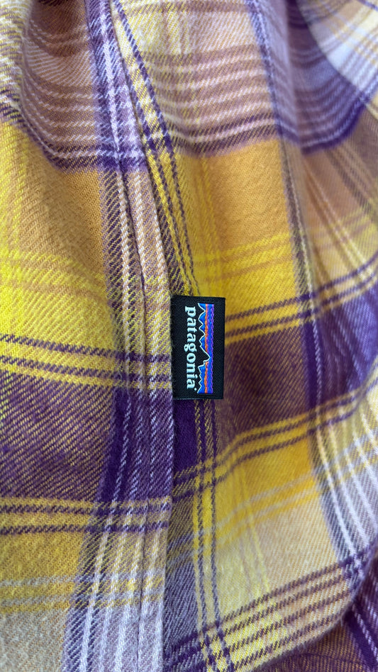 Chemisier en douce flanelle de coton bio à carreaux Patagonia, taille medium. Vue de l'étiquette sur le côté.