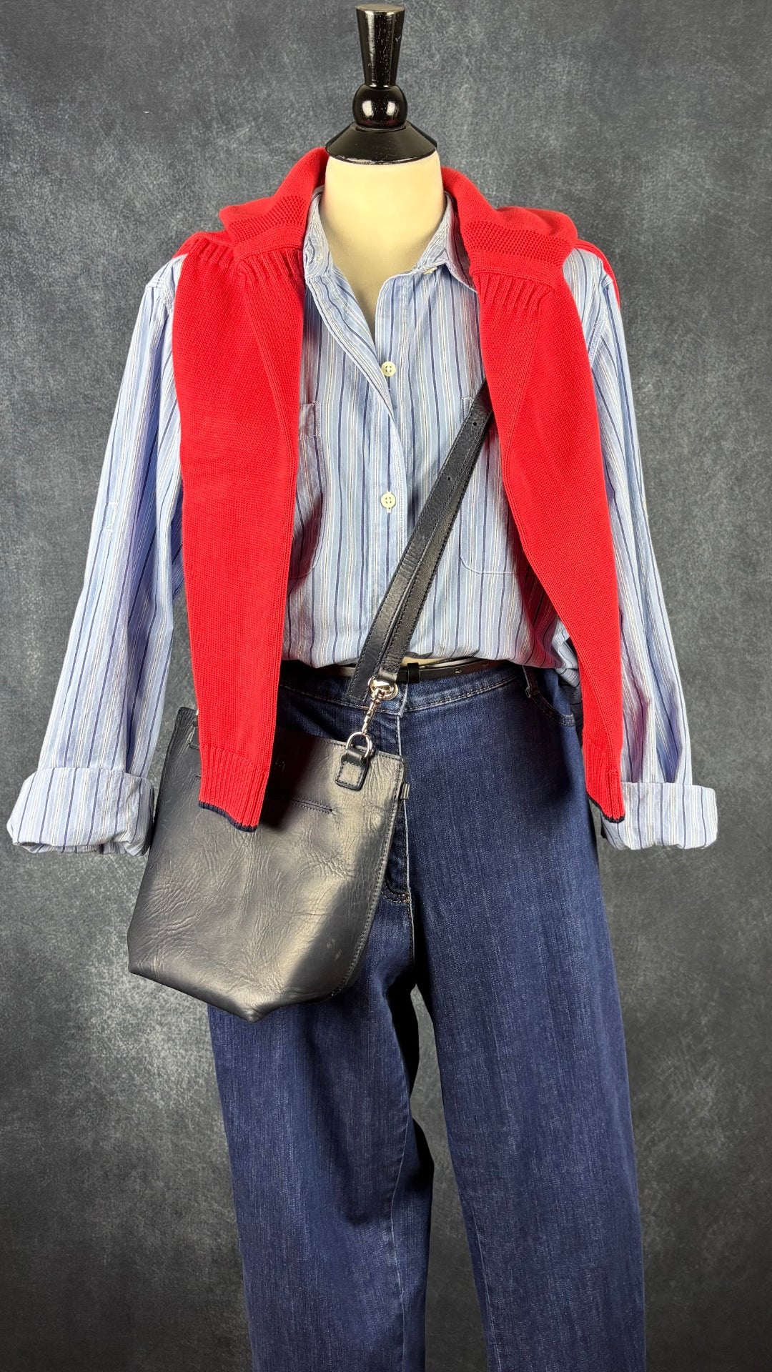 Chemisier doux coton à rayures bleues Lauren Jeans Co., taille xl. Vue de l'agencement avec le jeans Brax, le sac à main marine M0851 et le tricot de coton rouge Joules.